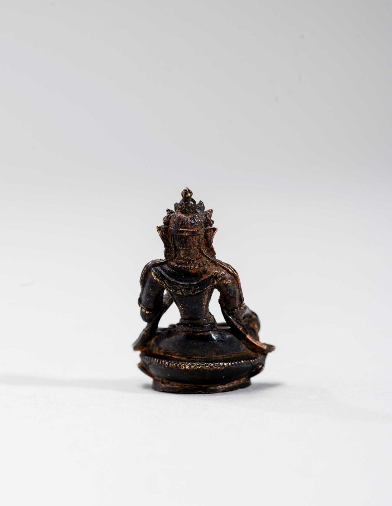 A TIBETAN MINIATURE BRONZE OF AKSHOBHYA, 18TH-19TH CENTURY - Bild 4 aus 6