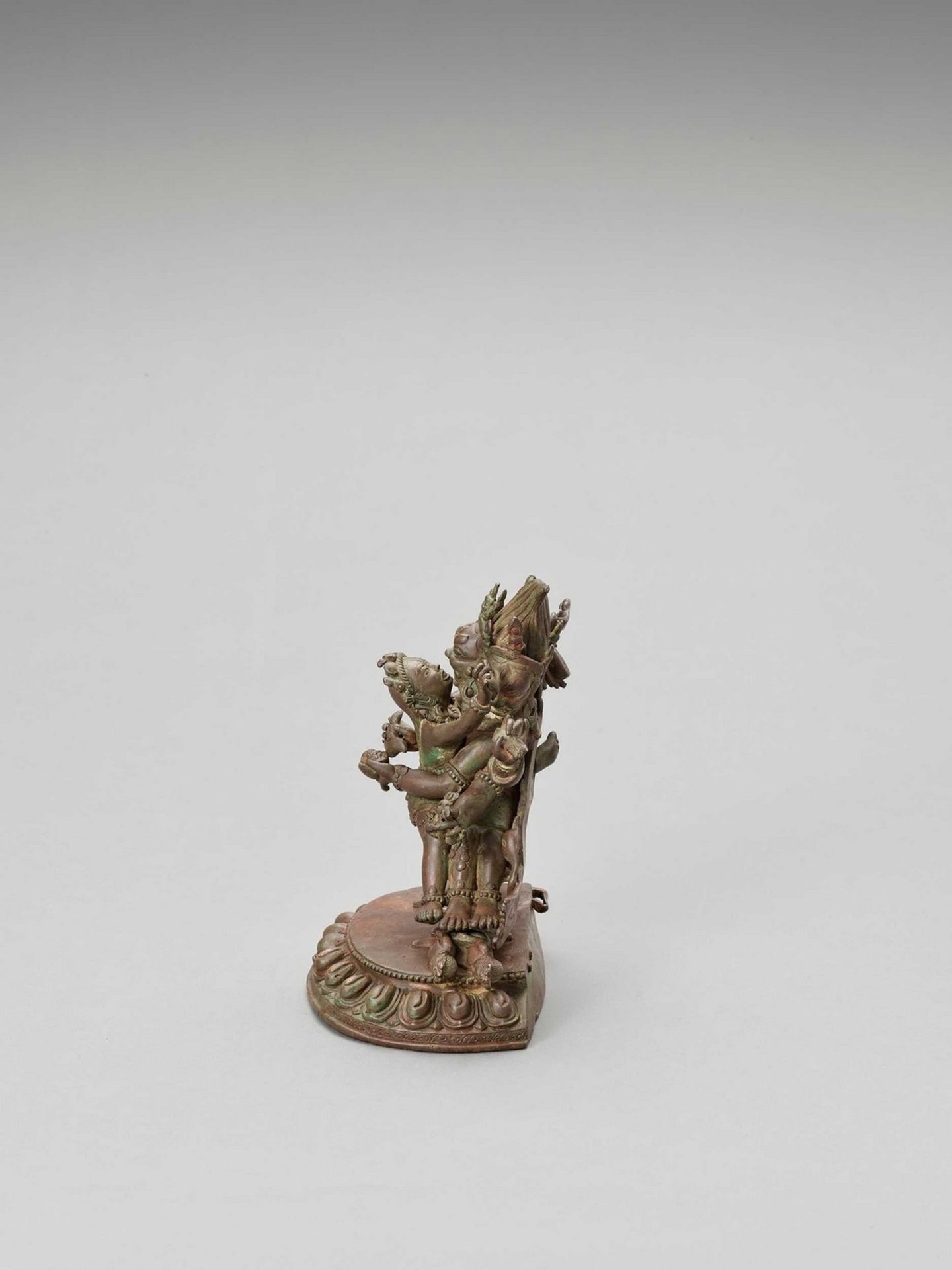 A HEAVY SINO-TIBETAN BRONZE FIGURE OF MAHAKALA AND CONSORT, QING - Image 4 of 8