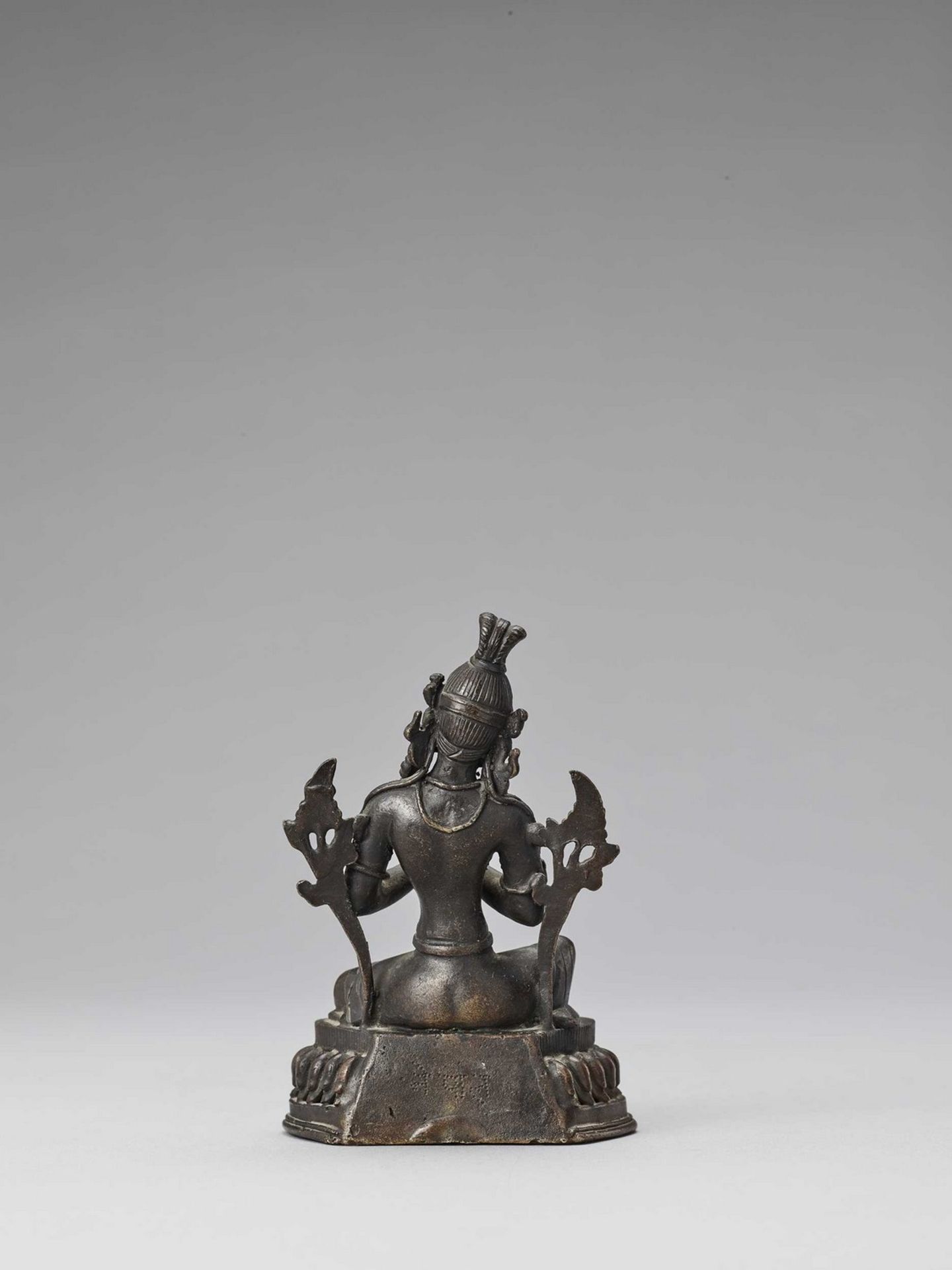 A NEPALESE BRONZE FIGURE OF GREEN TARA, 18TH-19TH CENTURY - Image 4 of 7