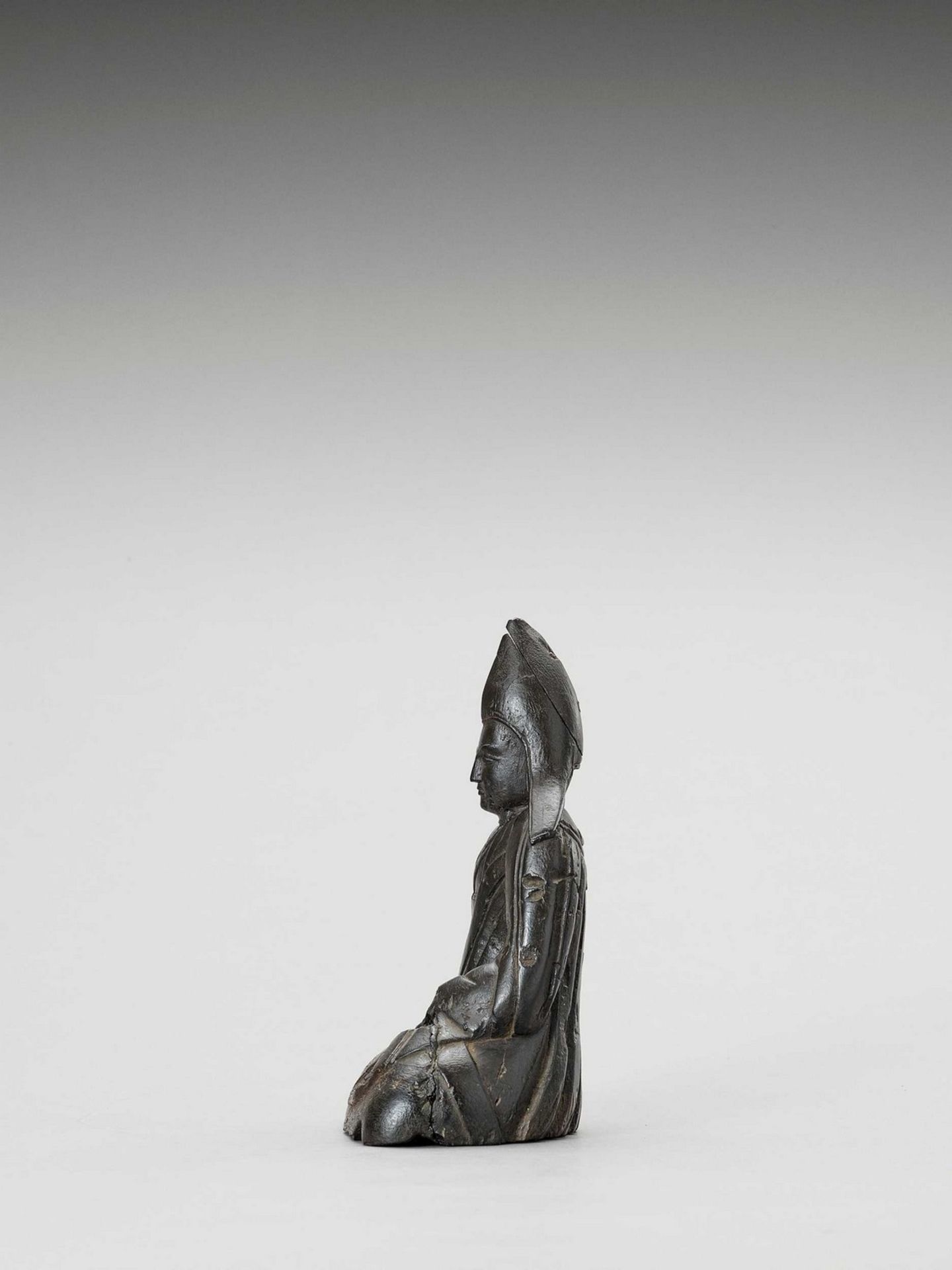 A TIBETAN HARDWOOD FIGURE OF TSONGKHAPA - Bild 3 aus 6