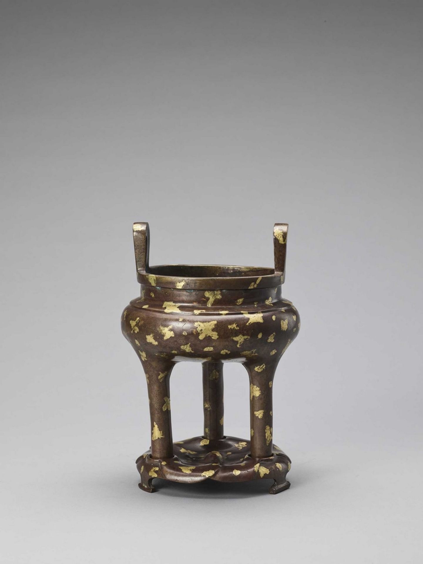 A GOLD-SPLASHED BRONZE TRIPOD CENSER WITH SIX-CHARACTER XUANDE MARK, QING - Bild 5 aus 8