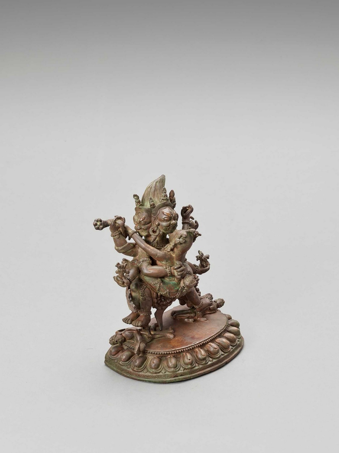 A HEAVY SINO-TIBETAN BRONZE FIGURE OF MAHAKALA AND CONSORT, QING - Image 5 of 8