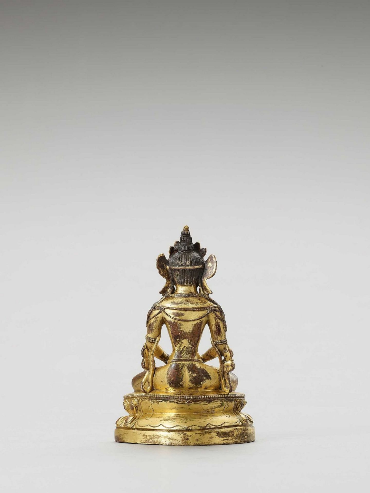 A SINO-TIBETAN GILT BRONZE FIGURE OF AMITAYUS, QING - Bild 4 aus 6