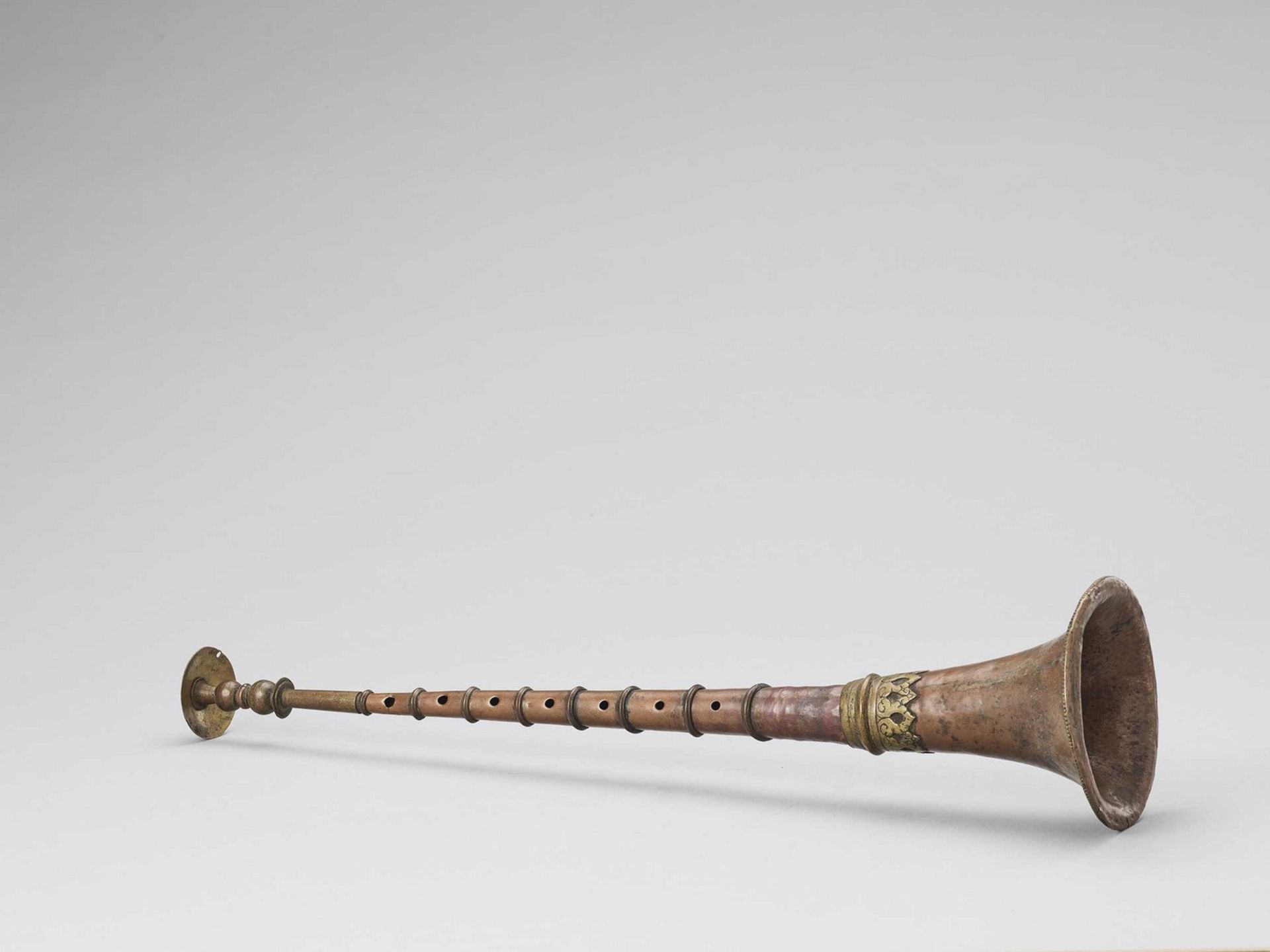 A RARE TIBETAN BRONZE ALLOY CEREMONIAL HORN, 19TH CENTURY - Image 5 of 6