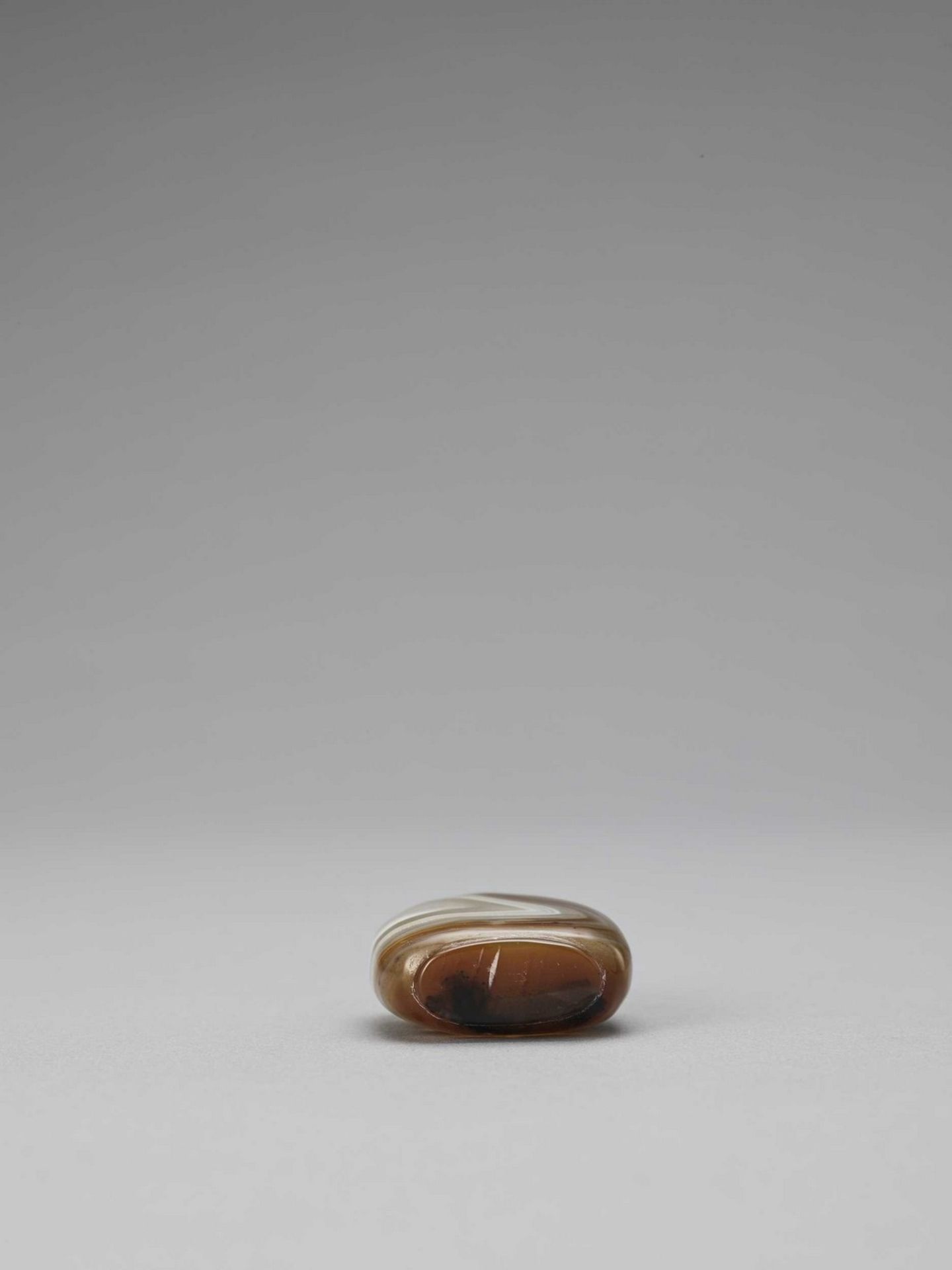 A BANDED AGATE SNUFF BOTTLE, LATE QING TO REPUBLIC - Image 6 of 6