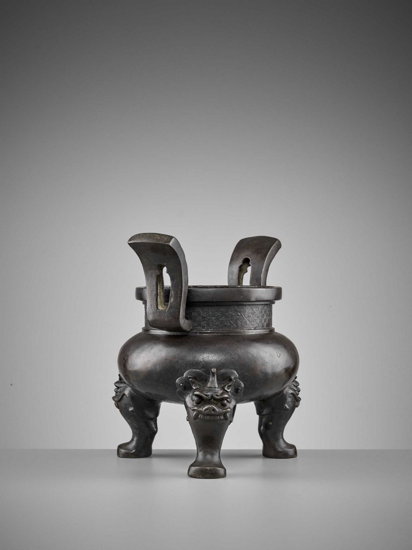 A HEAVILY CAST BRONZE TRIPOD CENSER, MING DYNASTY - Bild 7 aus 11