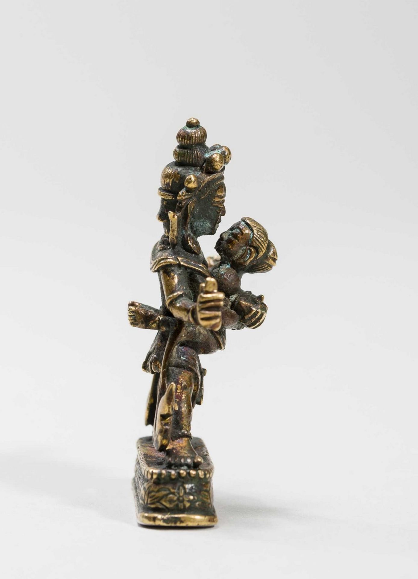 A TIBETAN BRONZE OF A DHARMAPALA IN YABYUM WITH PRAJNA - Bild 5 aus 7