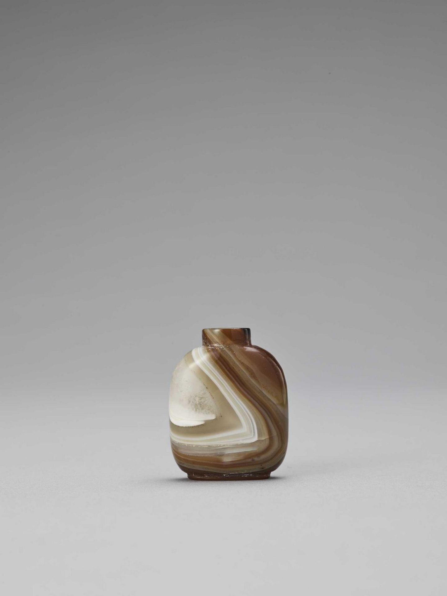 A BANDED AGATE SNUFF BOTTLE, LATE QING TO REPUBLIC - Image 3 of 6