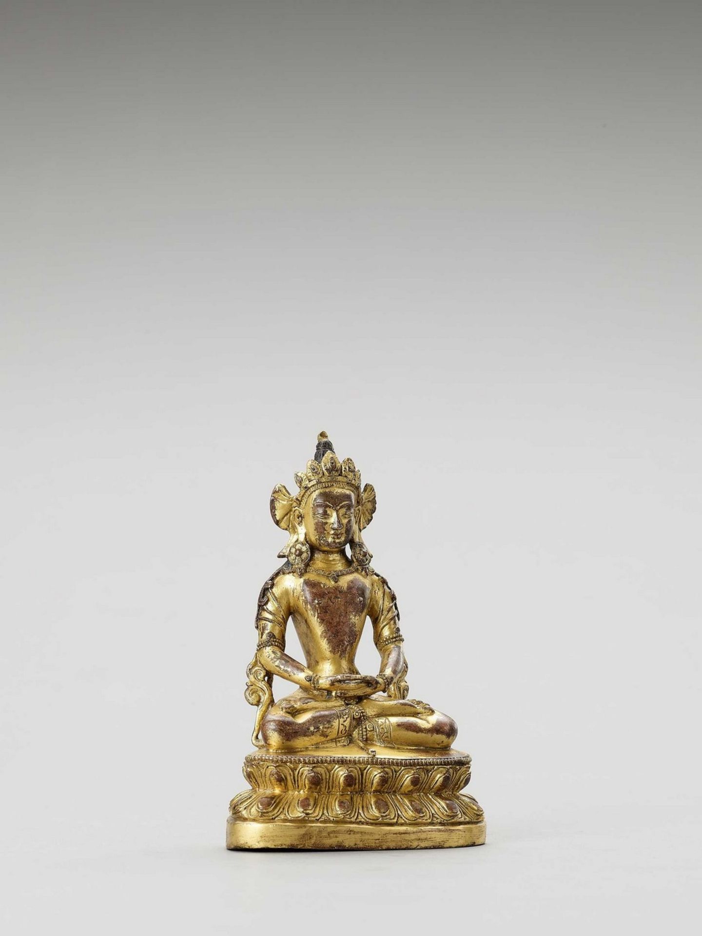 A SINO-TIBETAN GILT BRONZE FIGURE OF AMITAYUS, QING - Bild 2 aus 6