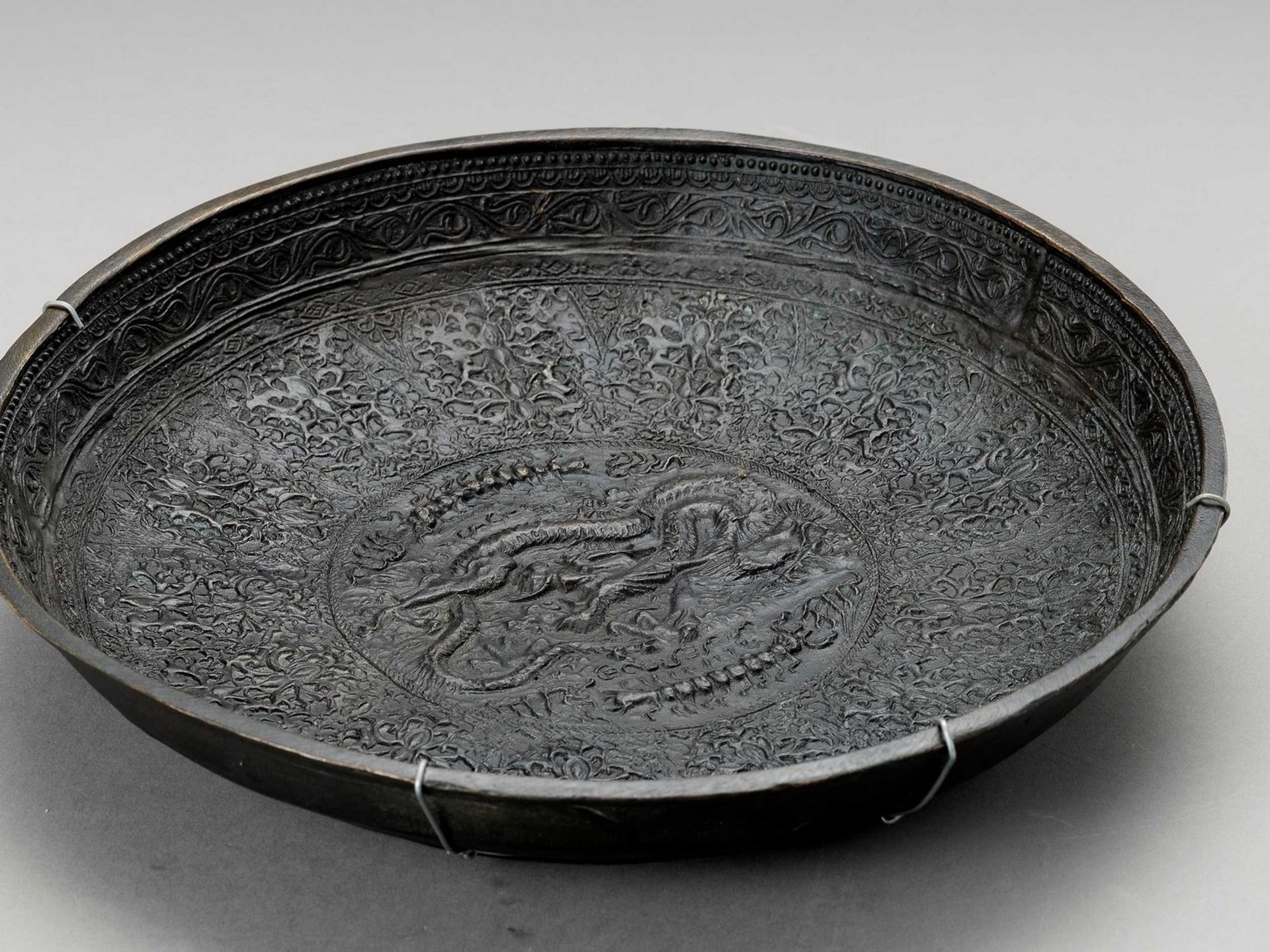 A BRONZE ‘DRAGON’ BOWL, LATE QING TO REPUBLIC - Image 2 of 4