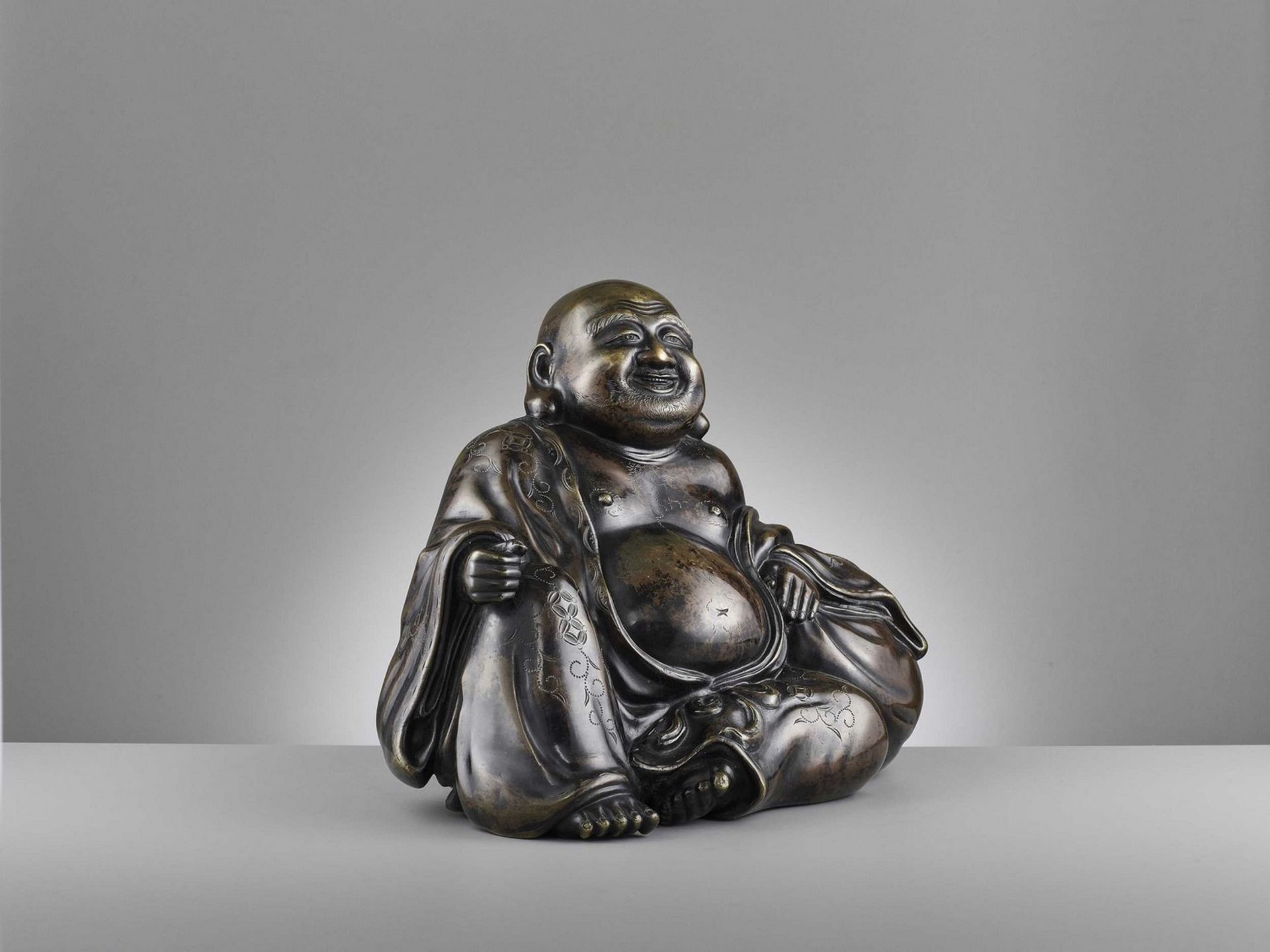 A LARGE AND HEAVILY CAST BRONZE FIGURE OF BUDAI, QING DYNASTY - Image 14 of 14