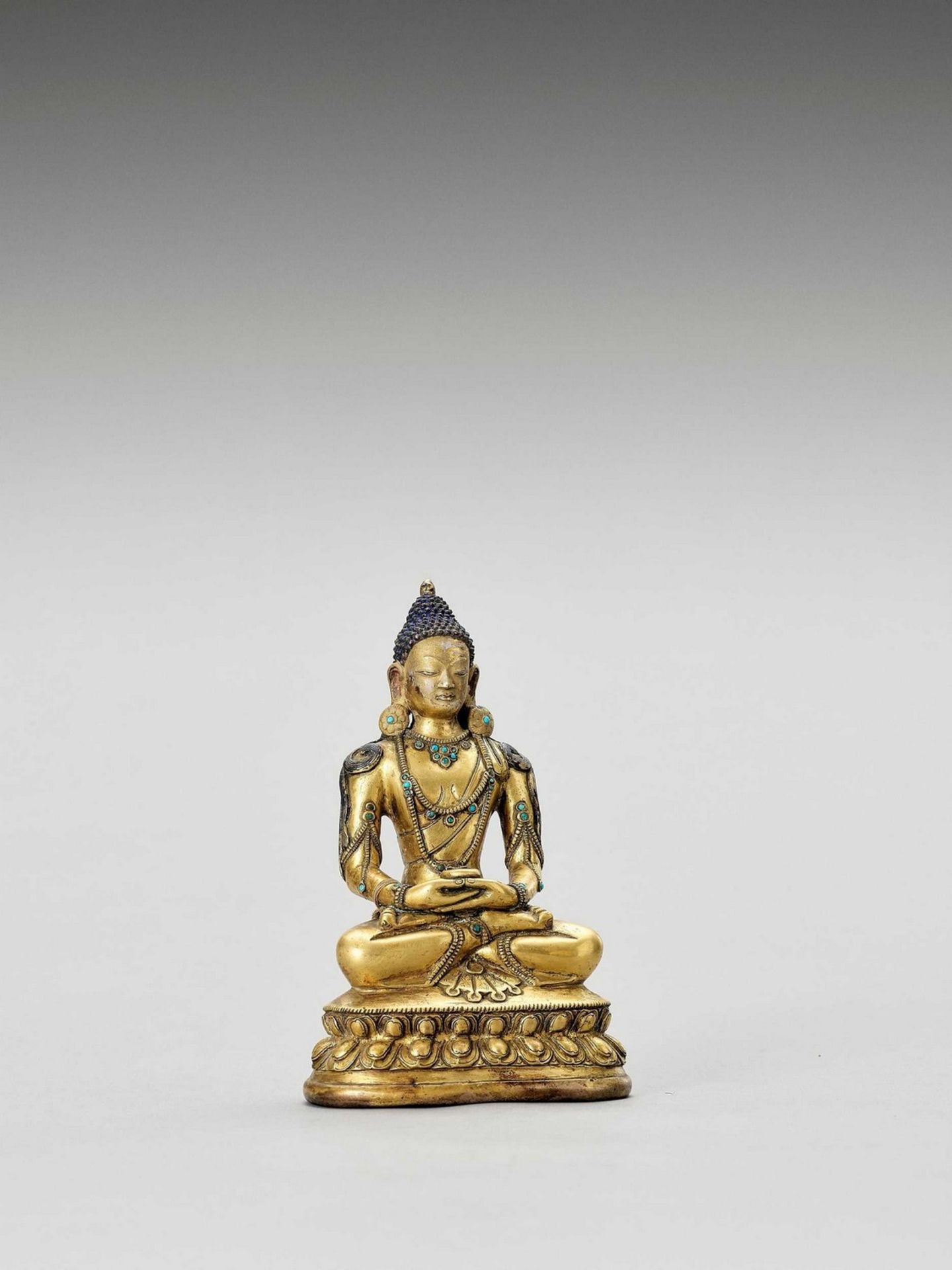 A SINO-TIBETAN GILT BRONZE FIGURE OF BUDDHA, QING - Image 2 of 6