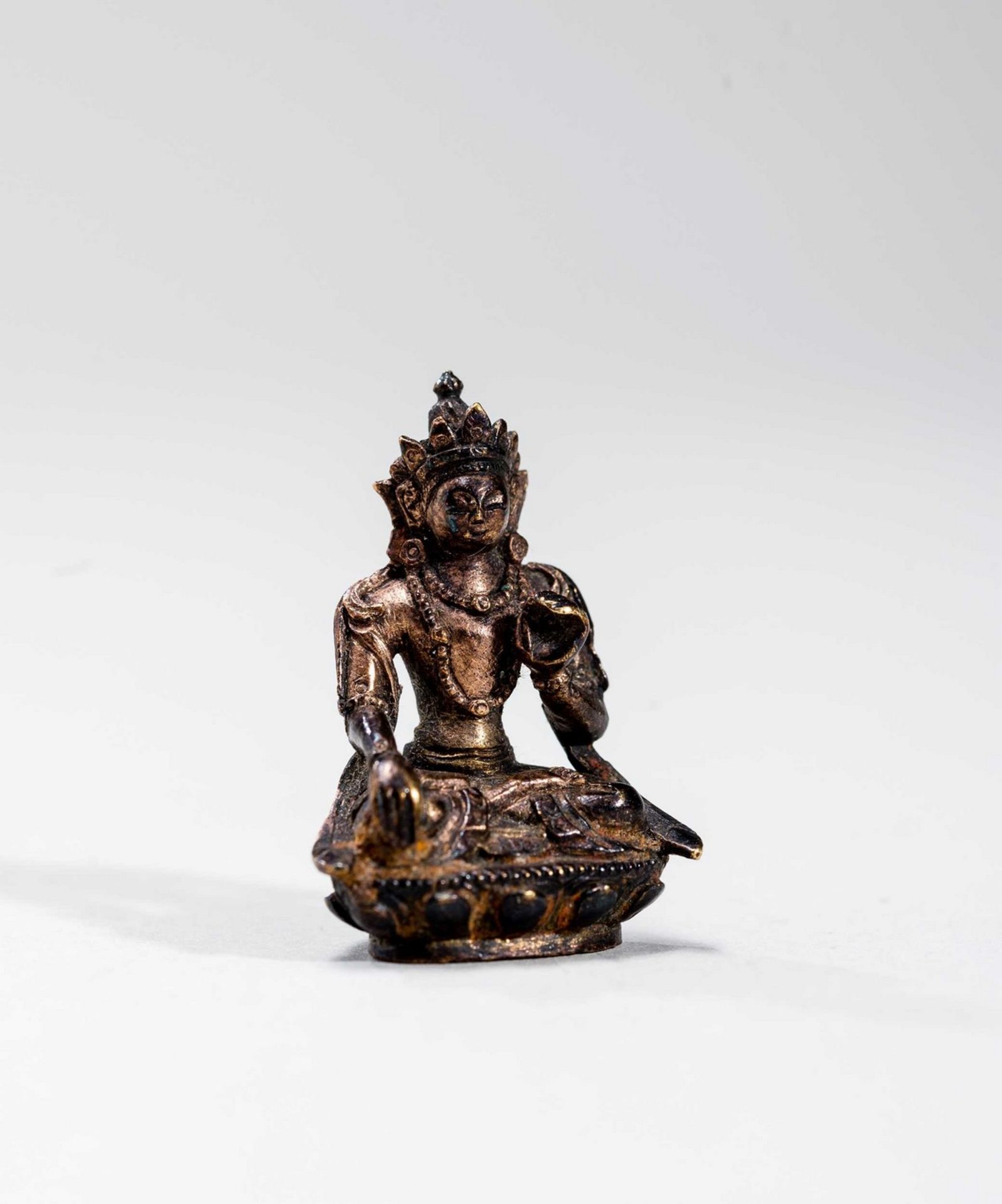 A TIBETAN MINIATURE BRONZE OF AKSHOBHYA, 18TH-19TH CENTURY - Bild 5 aus 6