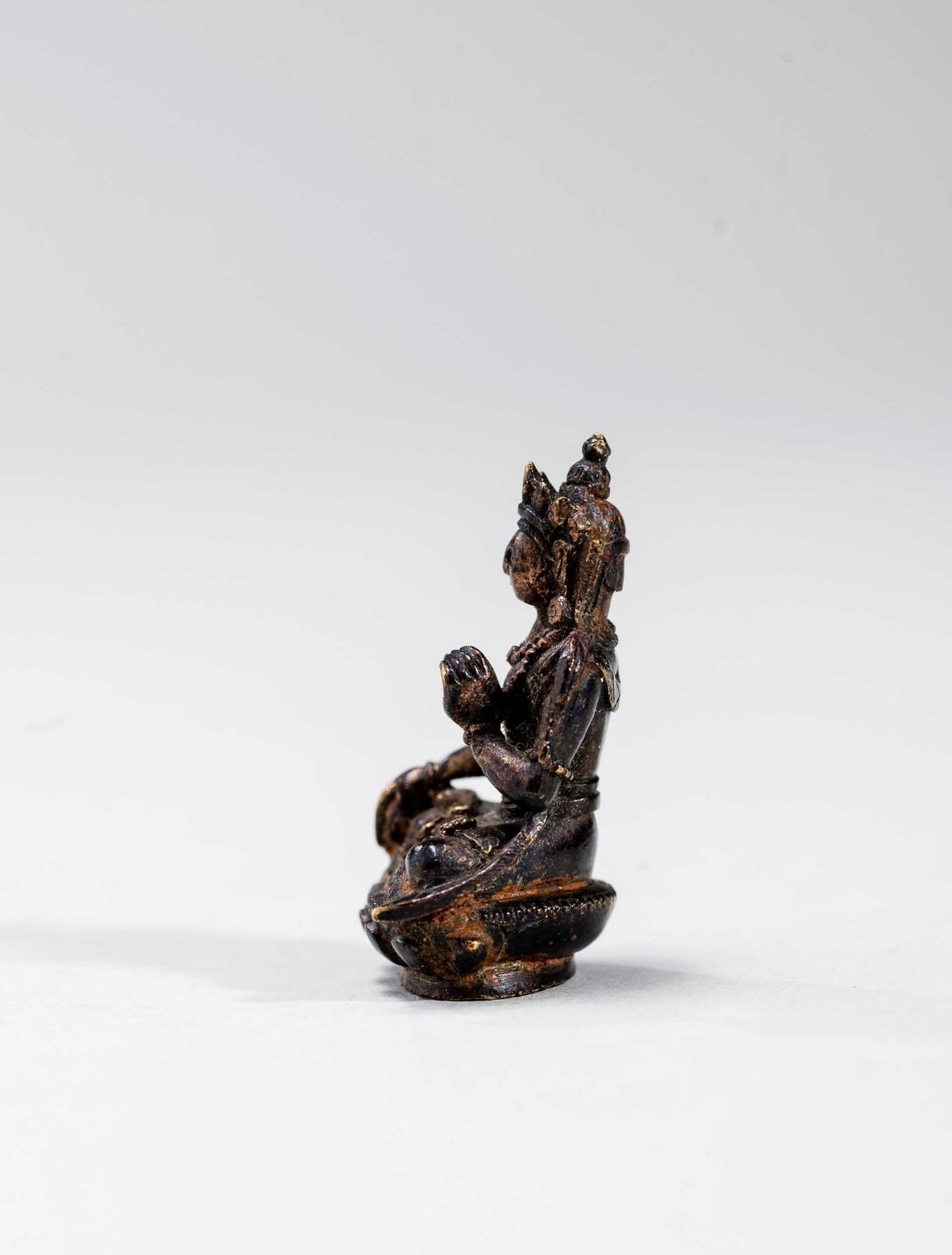 A TIBETAN MINIATURE BRONZE OF AKSHOBHYA, 18TH-19TH CENTURY - Bild 3 aus 6