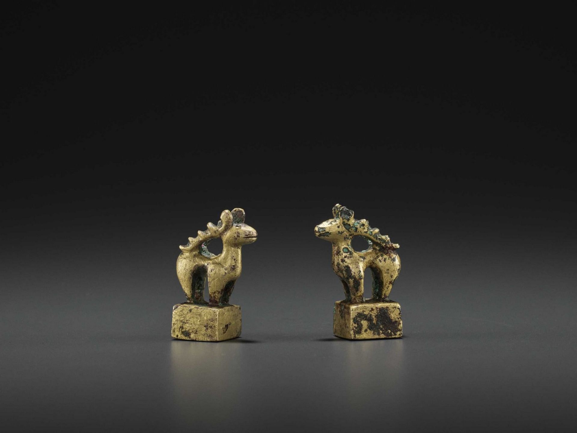 A PAIR OF GILT BRONZE ‘STAG’ SEALS, EASTERN HAN