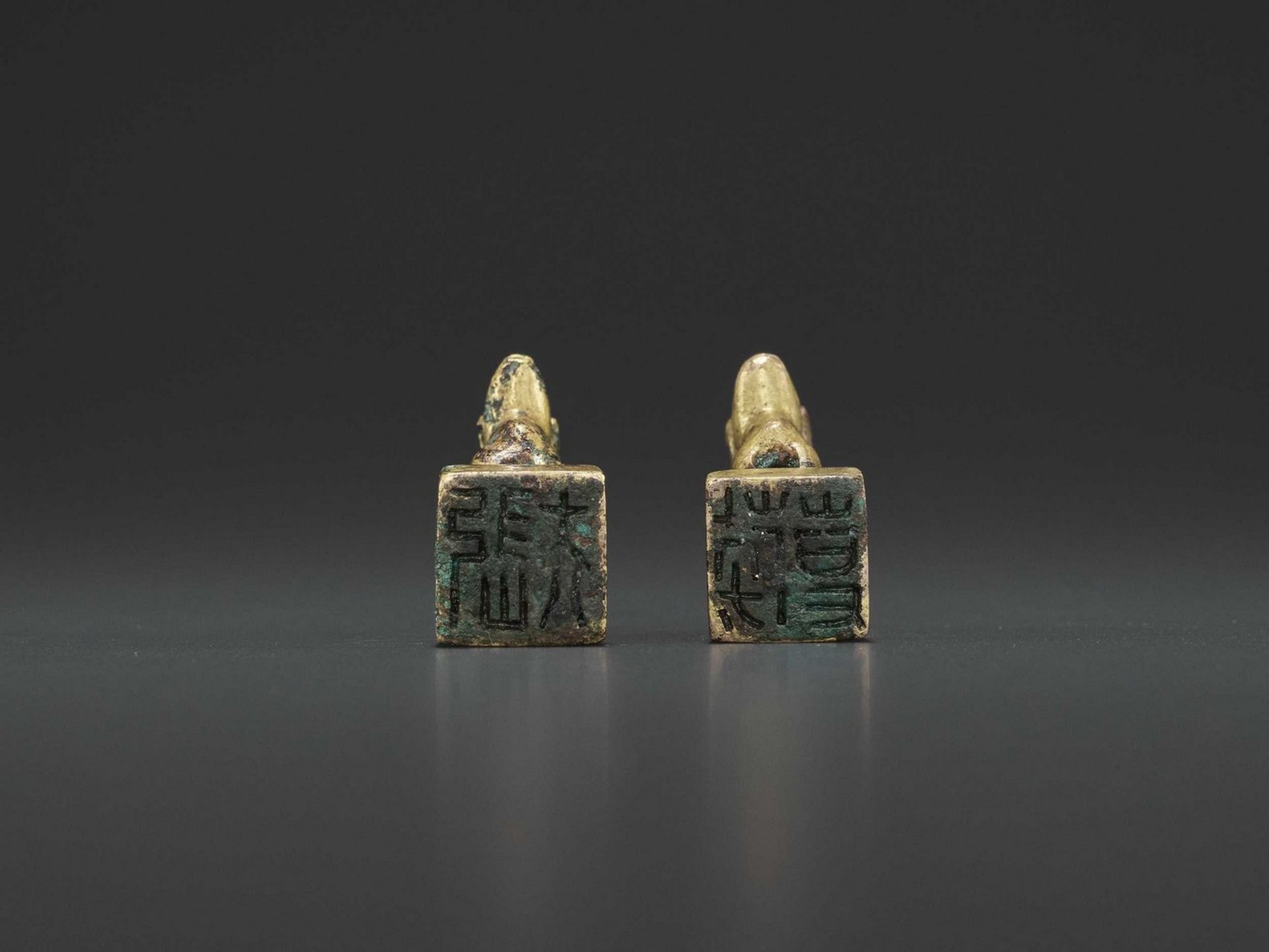 A PAIR OF GILT BRONZE ‘STAG’ SEALS, EASTERN HAN - Bild 2 aus 9