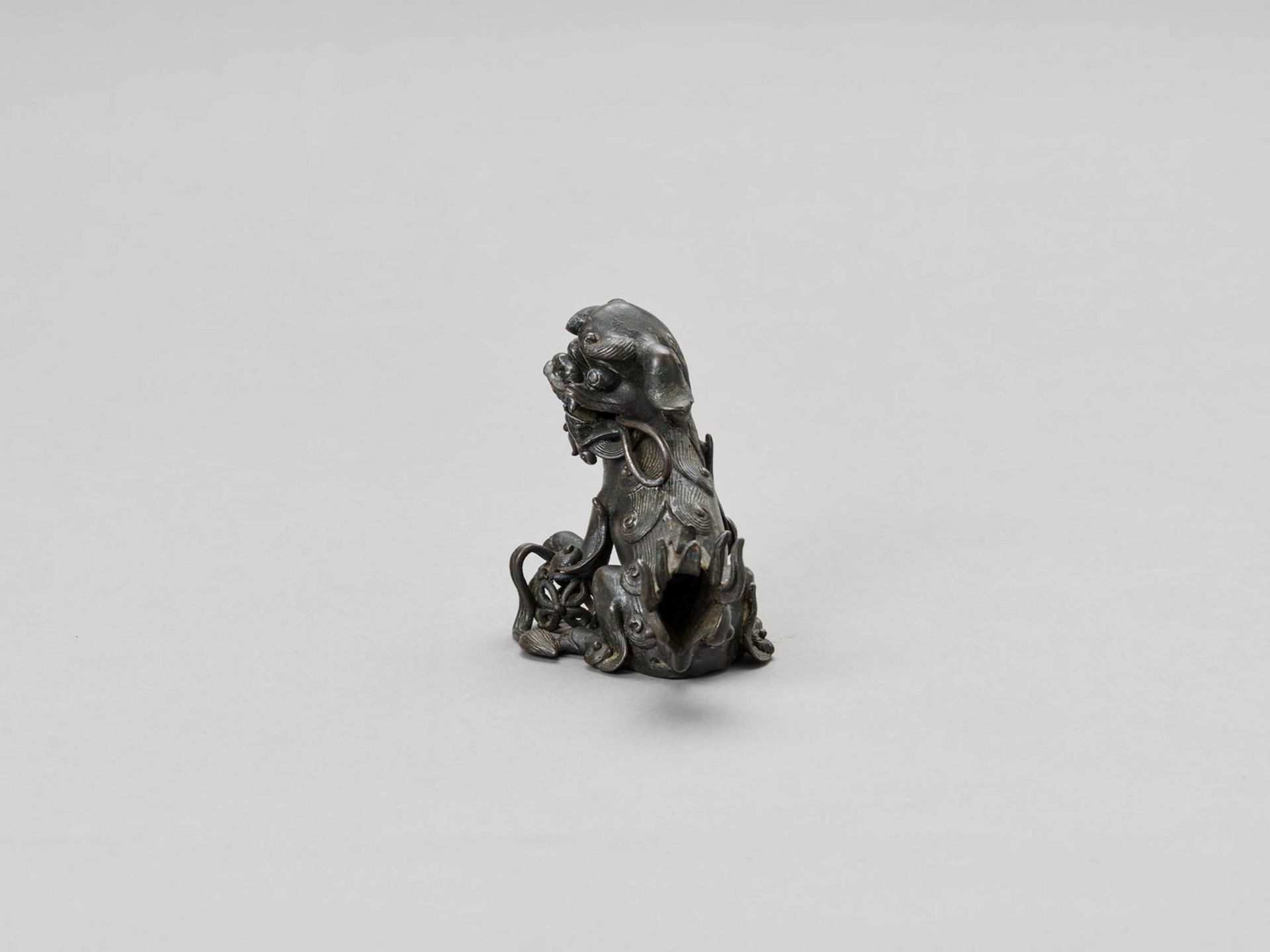 A BRONZE ‘BUDDHIST LION’ CENSER, 17TH CENTURY - Image 6 of 7