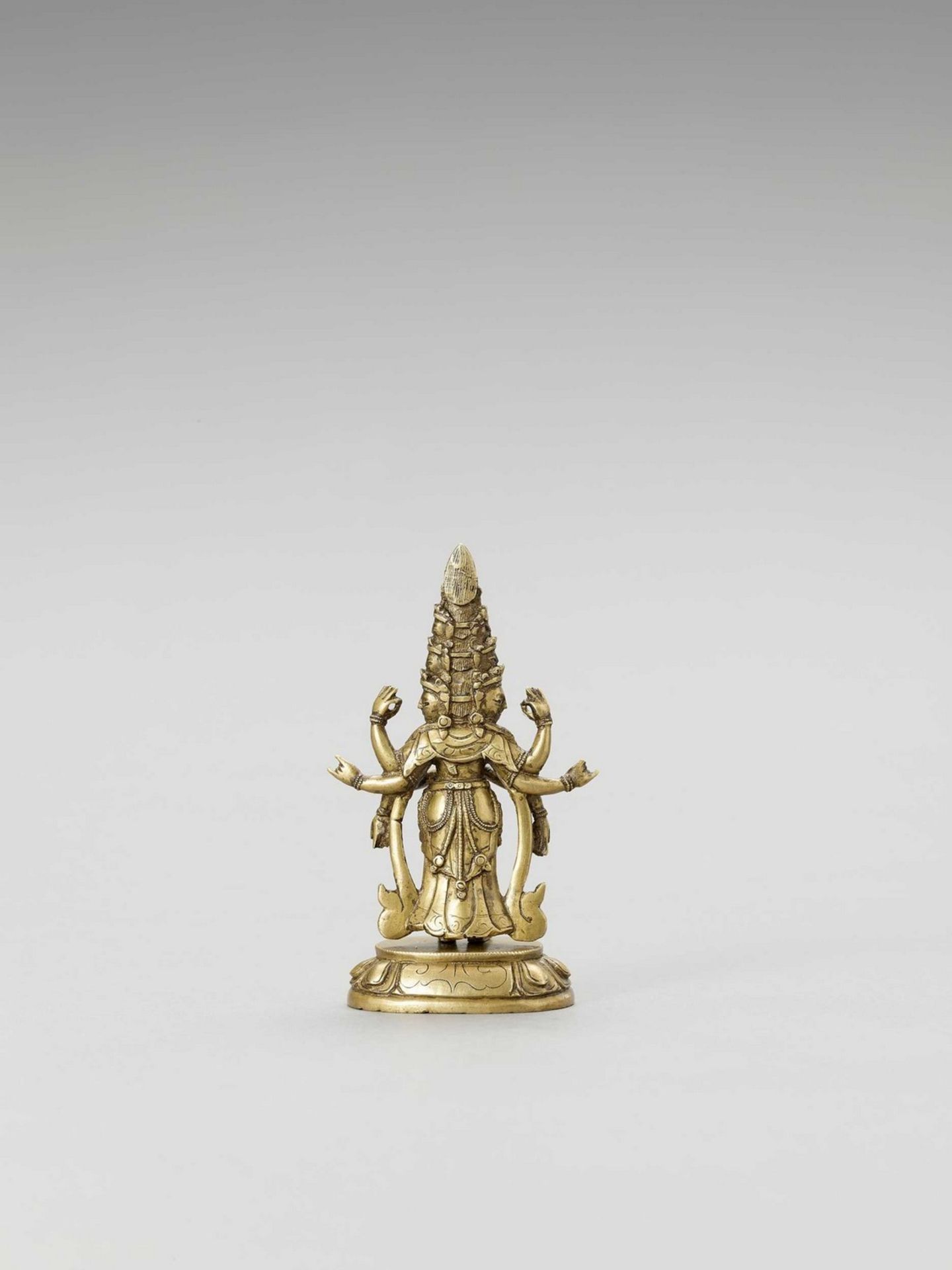 A SINO-TIBETAN GILT BRONZE FIGURE OF EKADASHAMUKHA AVALOKITESVARA, QING - Bild 2 aus 7