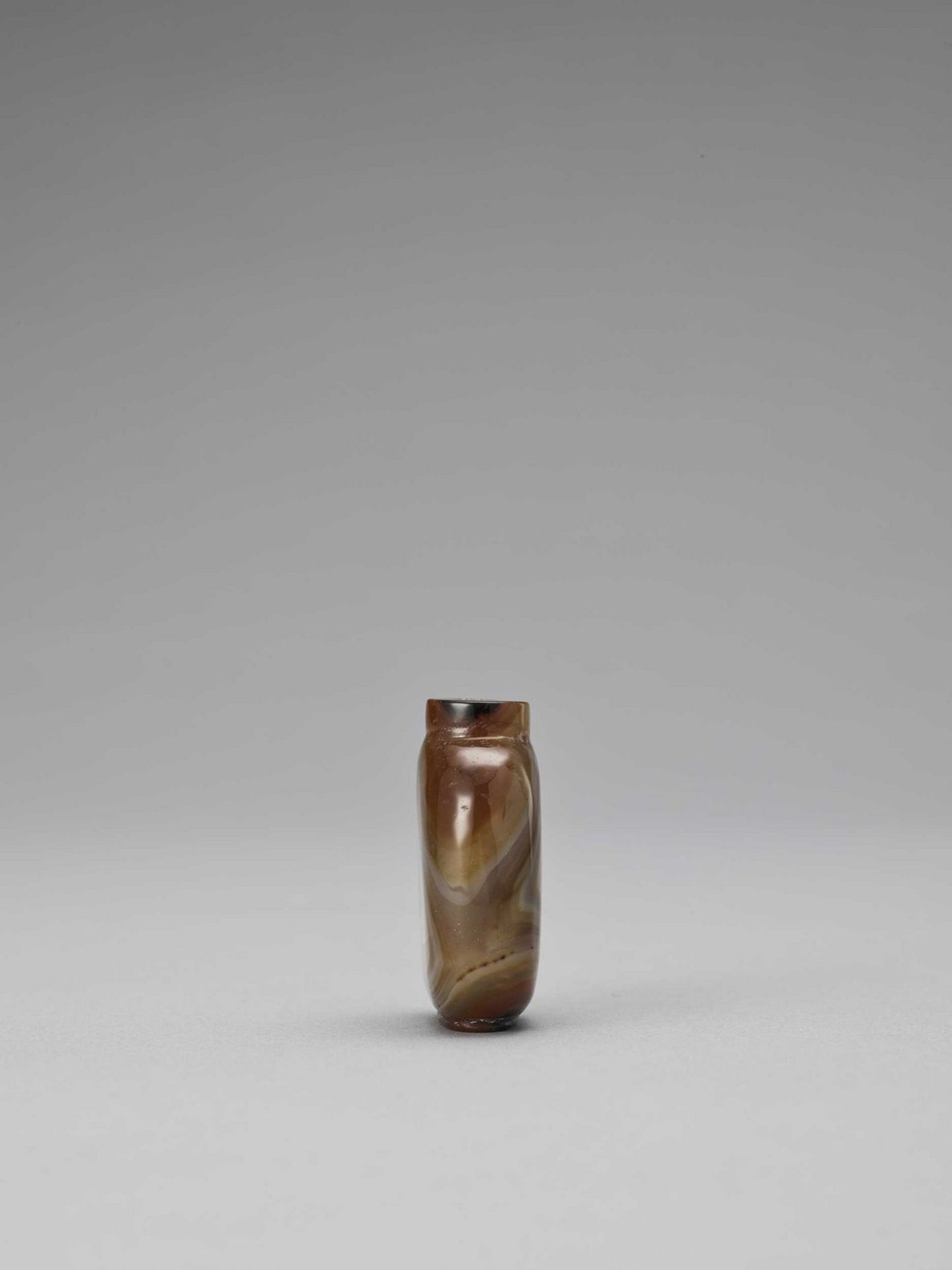 A BANDED AGATE SNUFF BOTTLE, LATE QING TO REPUBLIC - Image 4 of 6