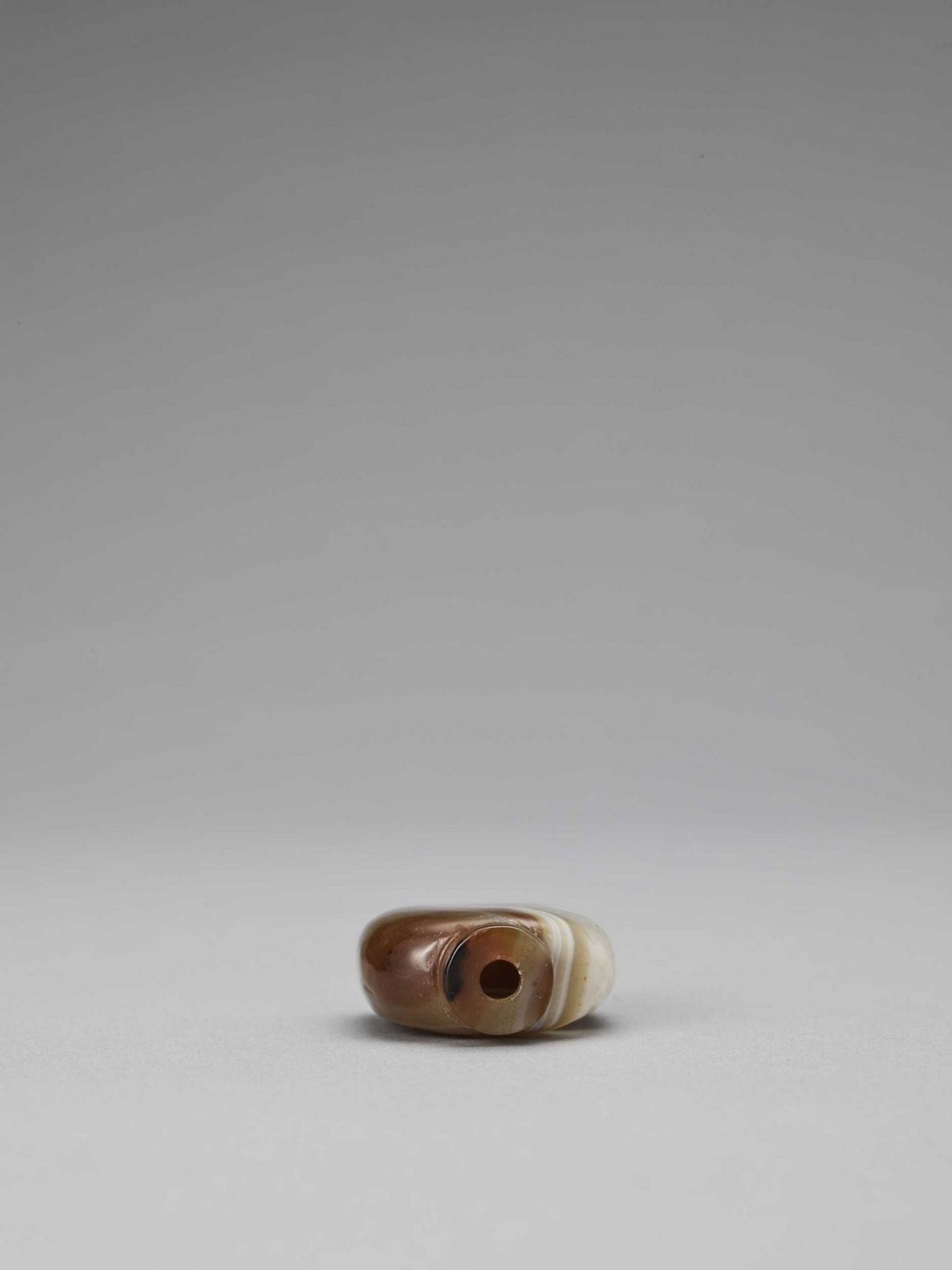 A BANDED AGATE SNUFF BOTTLE, LATE QING TO REPUBLIC - Image 5 of 6