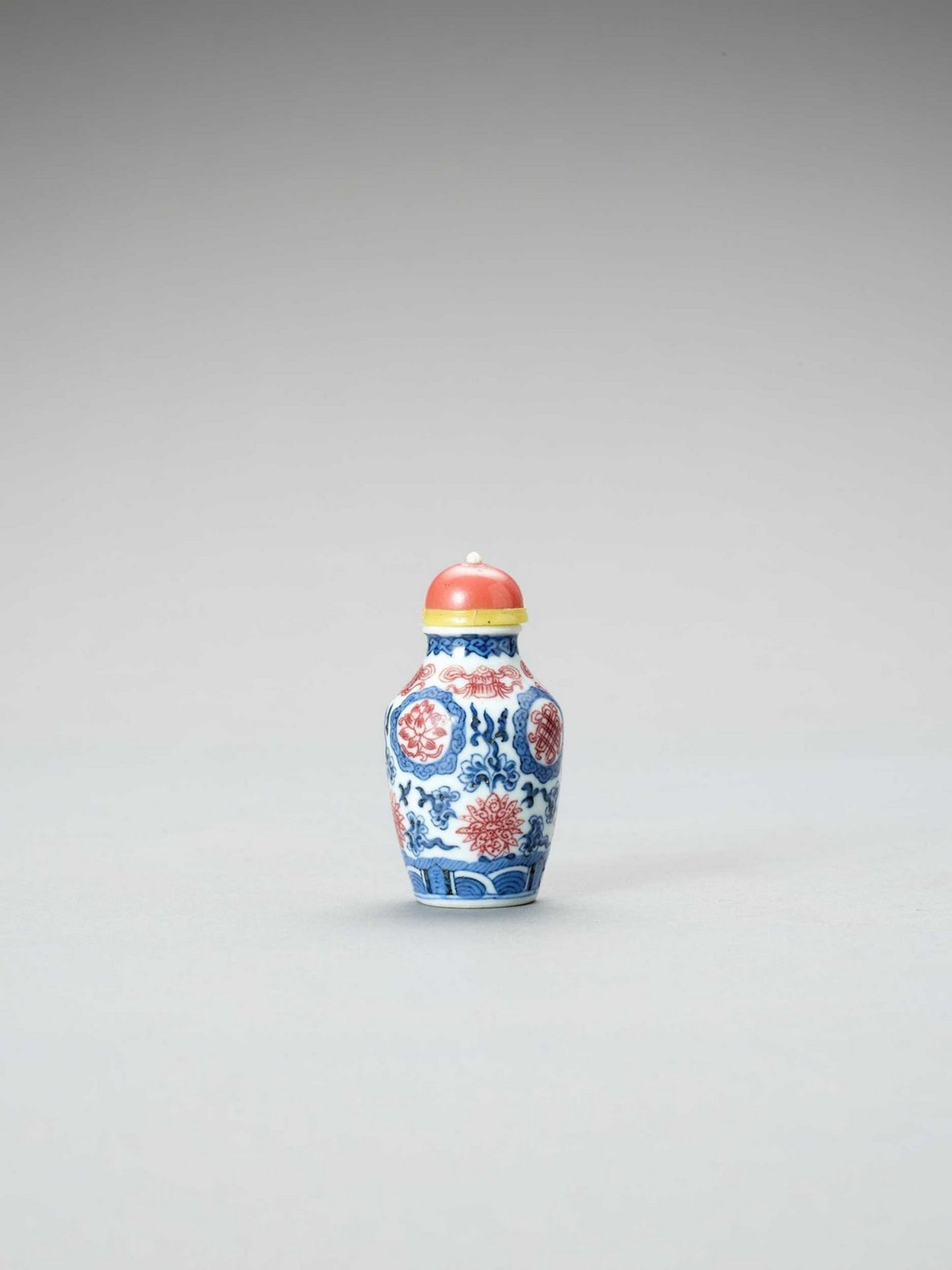 AN IRON-RED, BLUE AND WHITE PORCELAIN SNUFF BOTTLE - Image 4 of 6