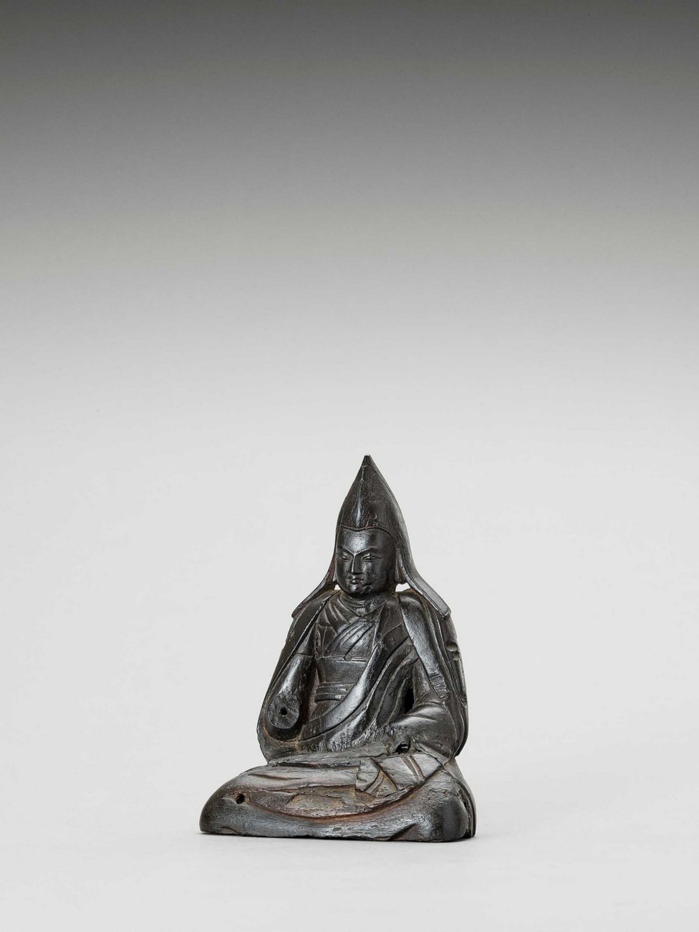 A TIBETAN HARDWOOD FIGURE OF TSONGKHAPA - Image 4 of 6