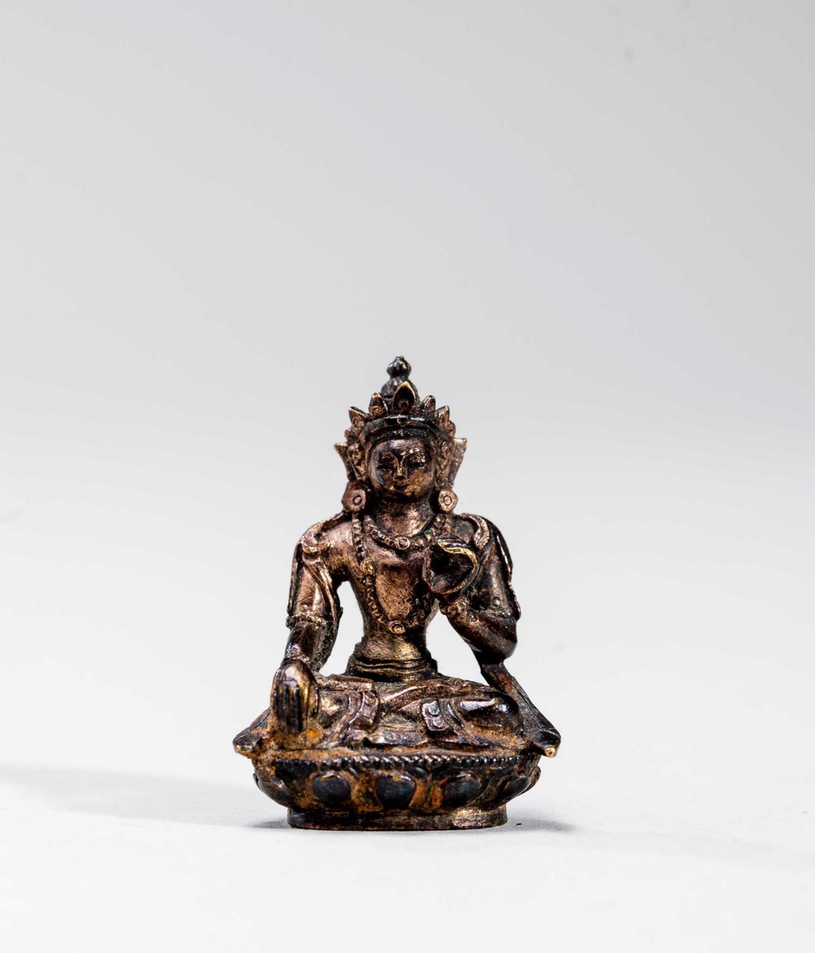 A TIBETAN MINIATURE BRONZE OF AKSHOBHYA, 18TH-19TH CENTURY