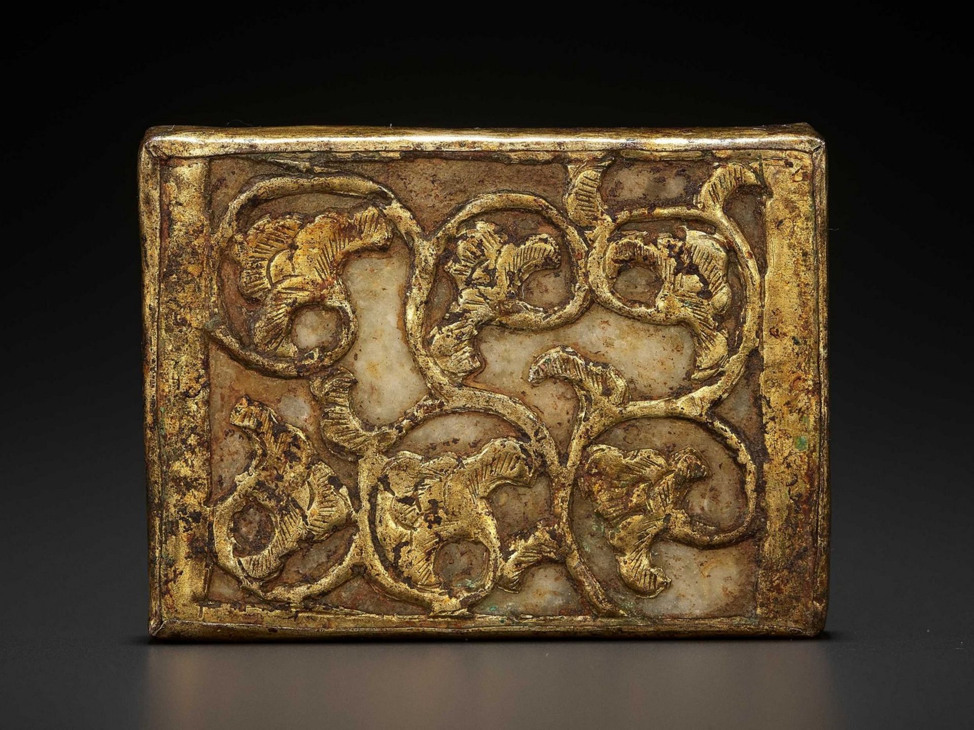 A GILT BRONZE AND WHITE JADE ‘DRAGON’ BELT PLAQUE, TANG DYNASTY - Bild 5 aus 9