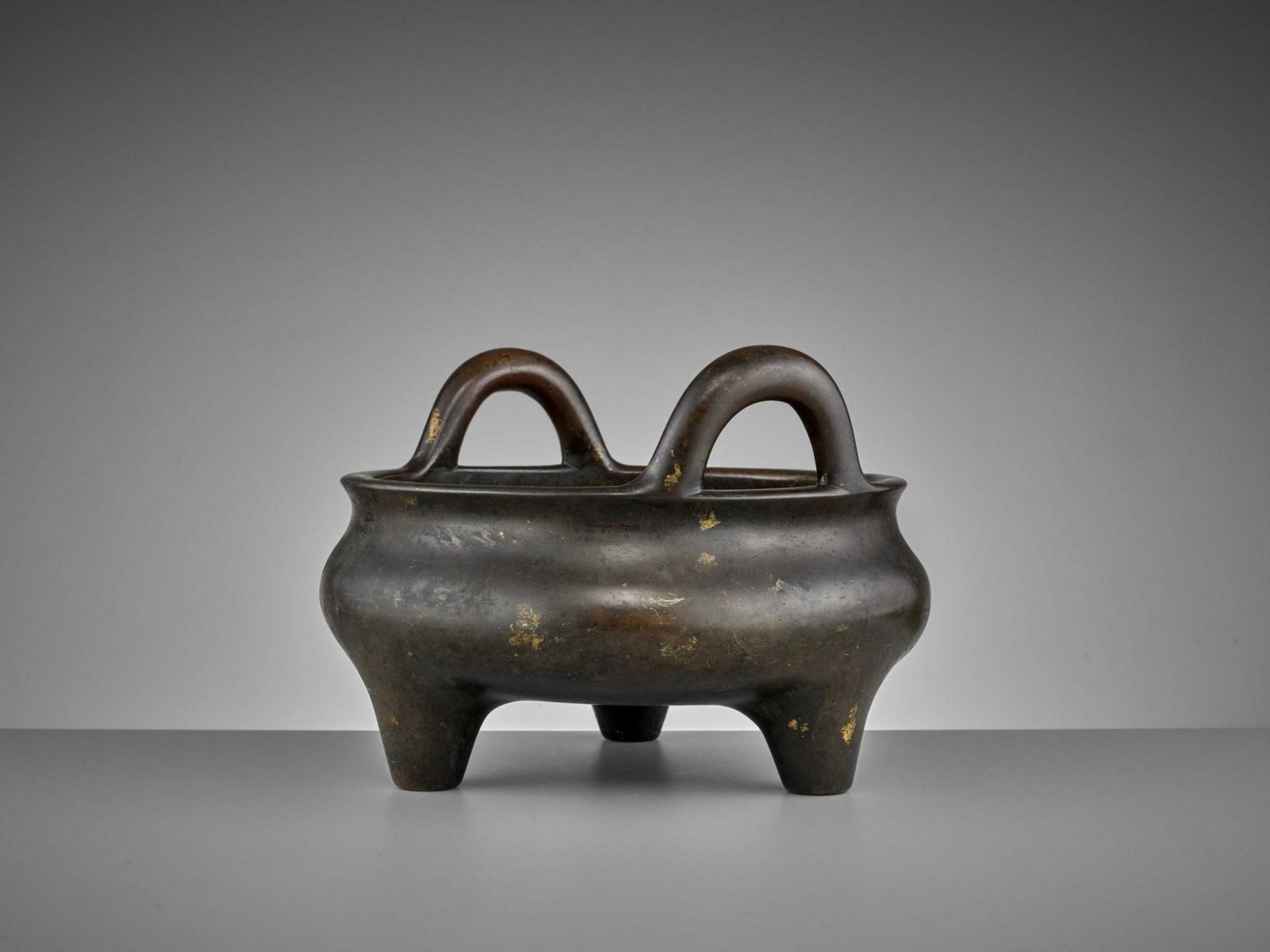 A LARGE AND HEAVILY CAST BRONZE TRIPOD CENSER, 17TH CENTURY - Bild 6 aus 14