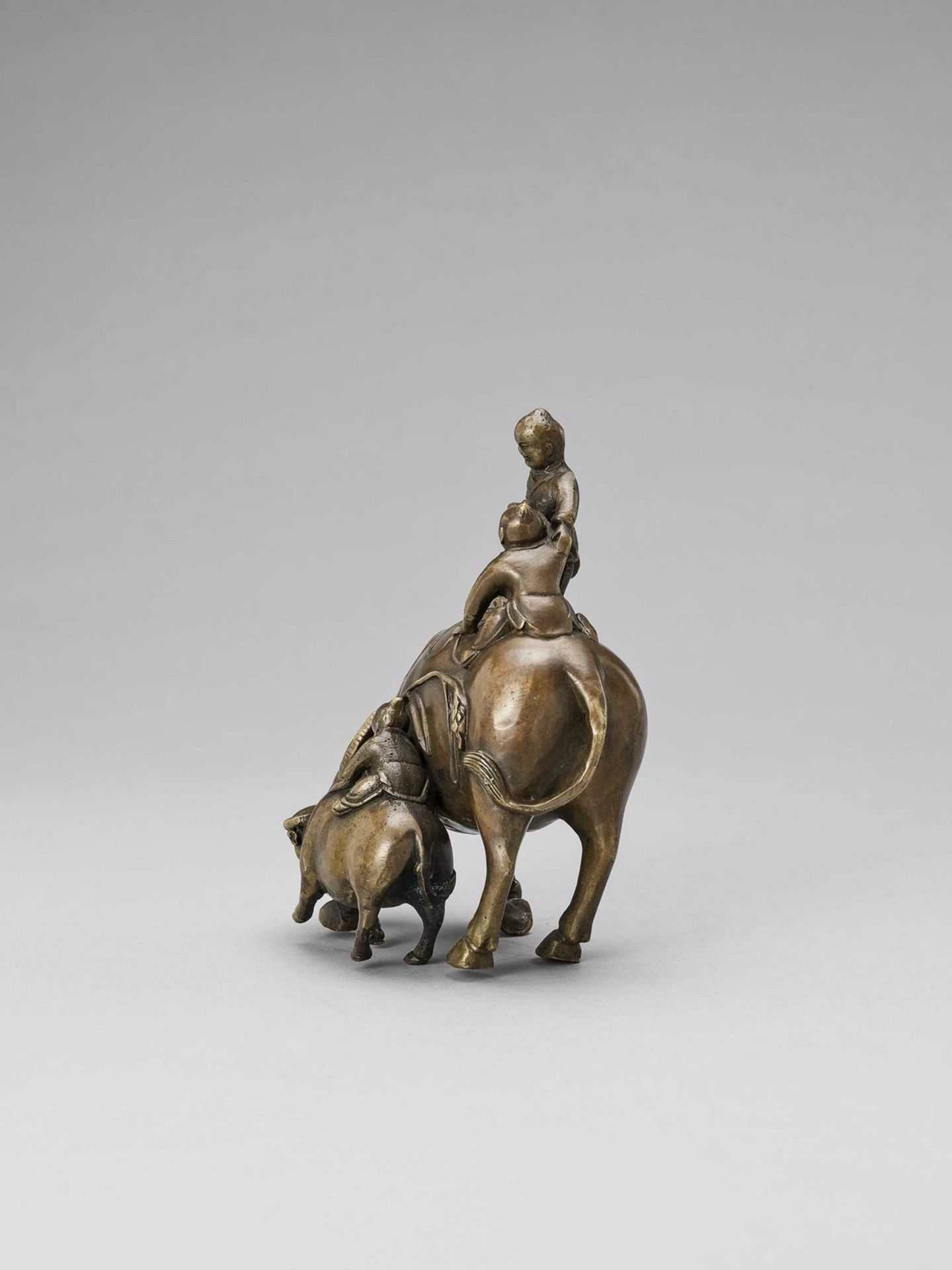 A BRONZE FIGURE OF BOYS ON BUFFALOS - Bild 6 aus 8