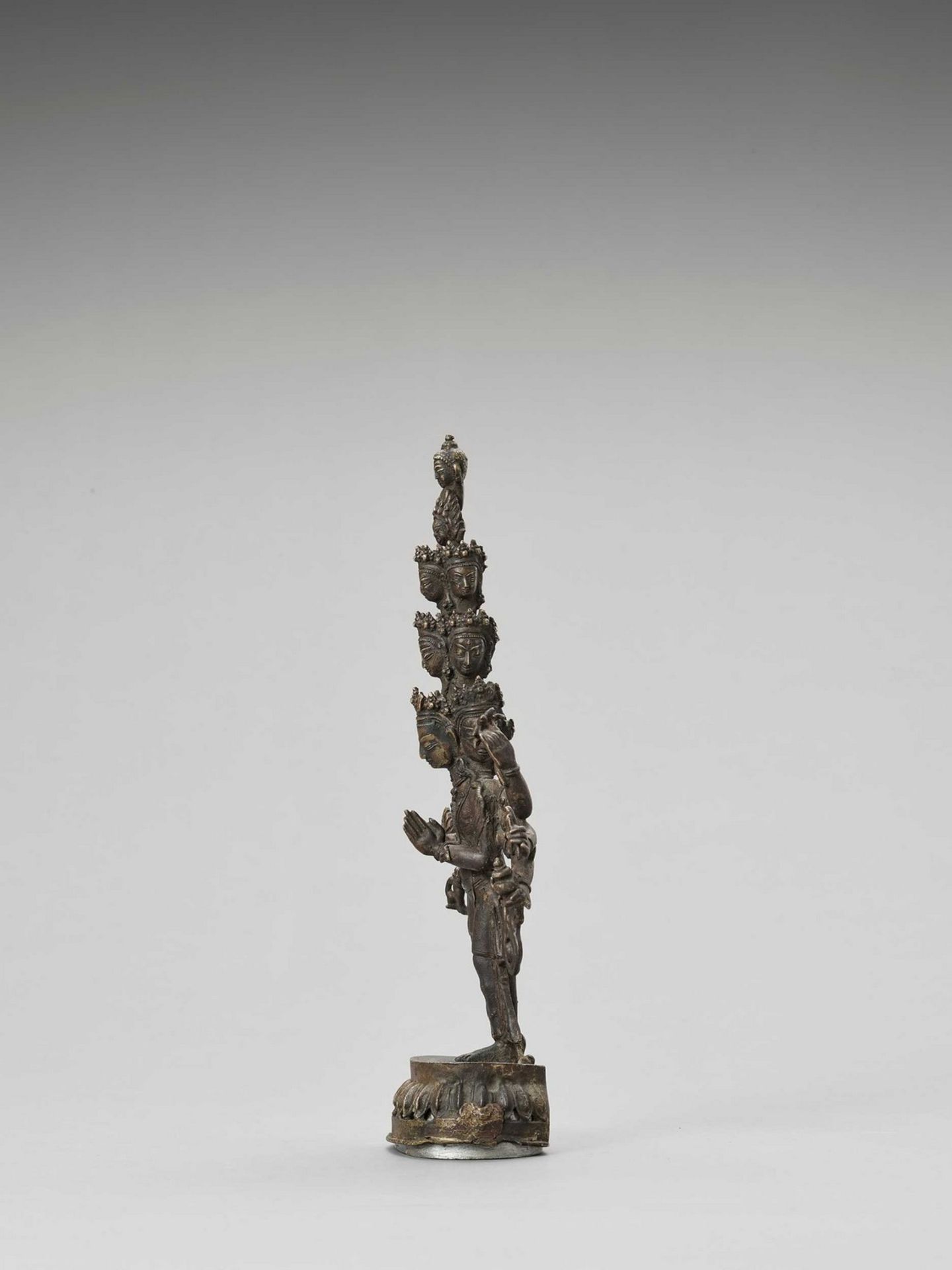 A SINO-TIBETAN BRONZE FIGURE OF EKADASHAMUKHA AVALOKITESVARA, QING - Image 3 of 6