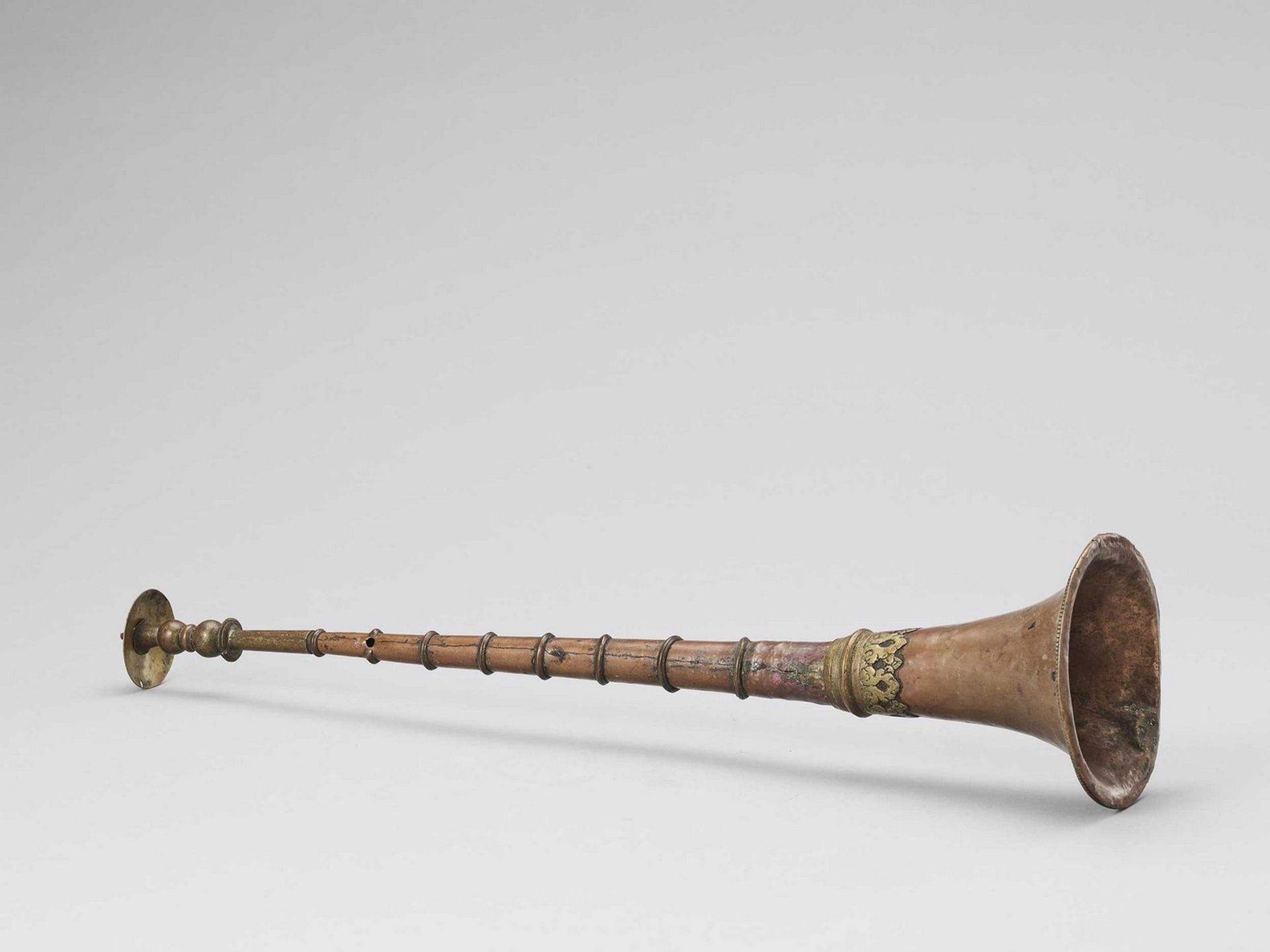 A RARE TIBETAN BRONZE ALLOY CEREMONIAL HORN, 19TH CENTURY - Bild 4 aus 6