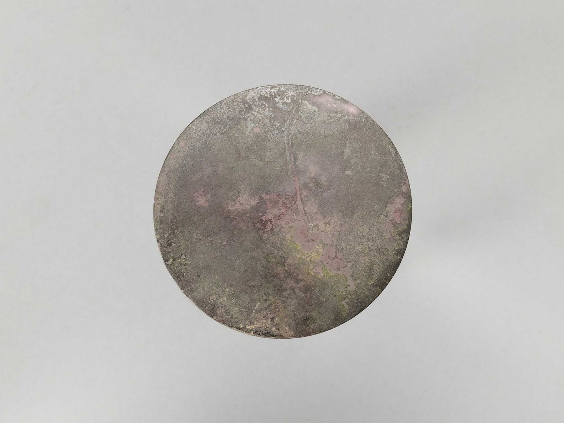 A CIRCULAR BRONZE MIRROR WITH ANIMALS - Bild 2 aus 2