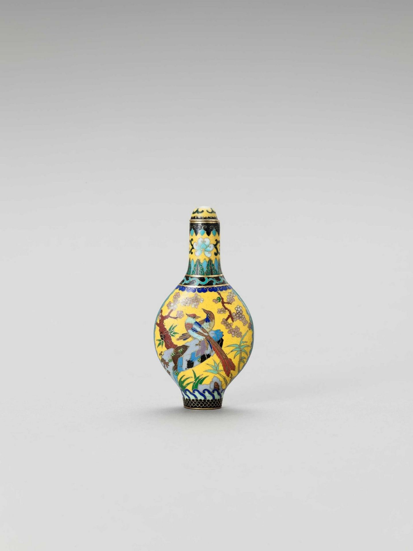 A CLOISONNE SNUFF BOTTLE WITH BIRDS
