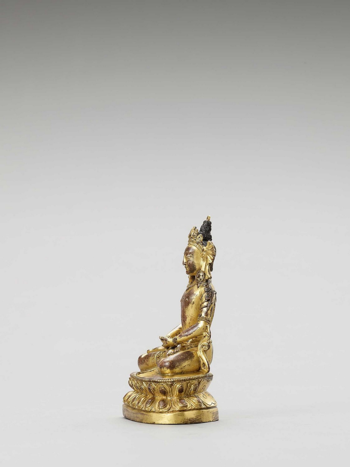 A SINO-TIBETAN GILT BRONZE FIGURE OF AMITAYUS, QING - Image 5 of 6