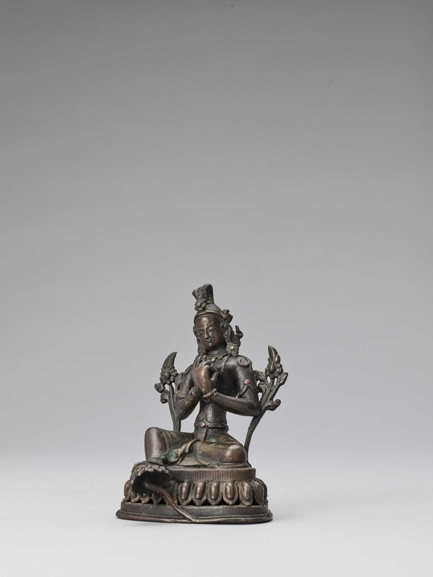 A NEPALESE BRONZE FIGURE OF GREEN TARA, 18TH-19TH CENTURY - Image 2 of 7