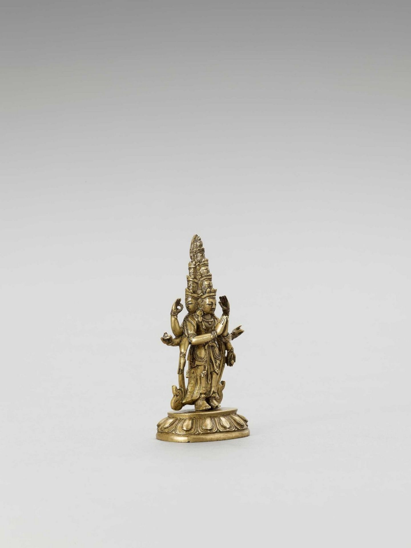 A SINO-TIBETAN GILT BRONZE FIGURE OF EKADASHAMUKHA AVALOKITESVARA, QING - Bild 6 aus 7