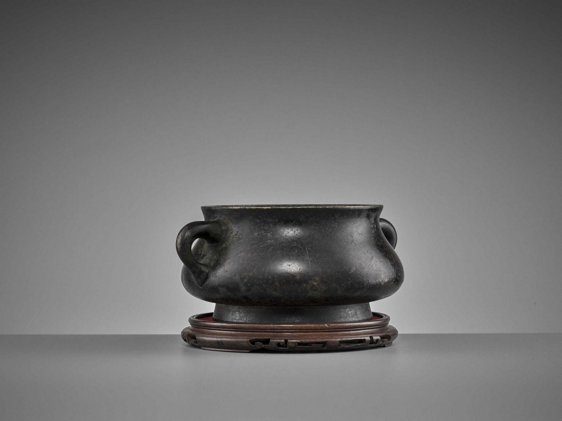 A HEAVILY CAST BRONZE CENSER, QING DYNASTY - Image 13 of 16