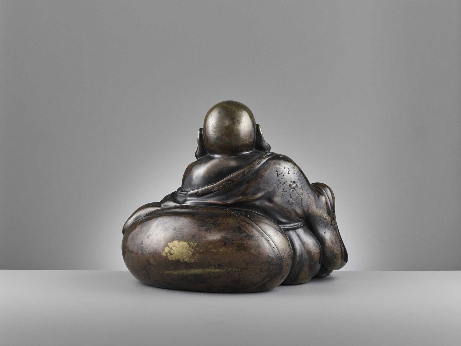 A LARGE AND HEAVILY CAST BRONZE FIGURE OF BUDAI, QING DYNASTY - Image 12 of 14