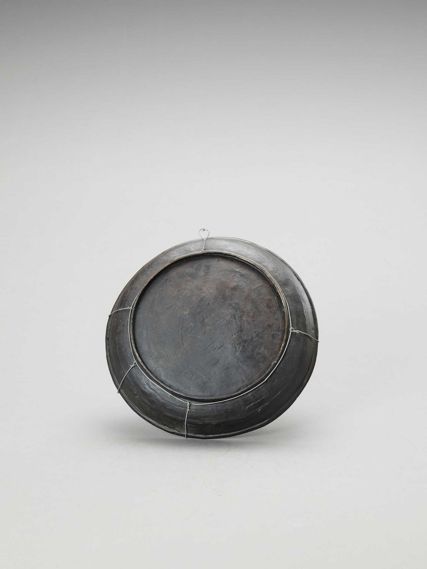 A BRONZE ‘DRAGON’ BOWL, LATE QING TO REPUBLIC - Image 4 of 4