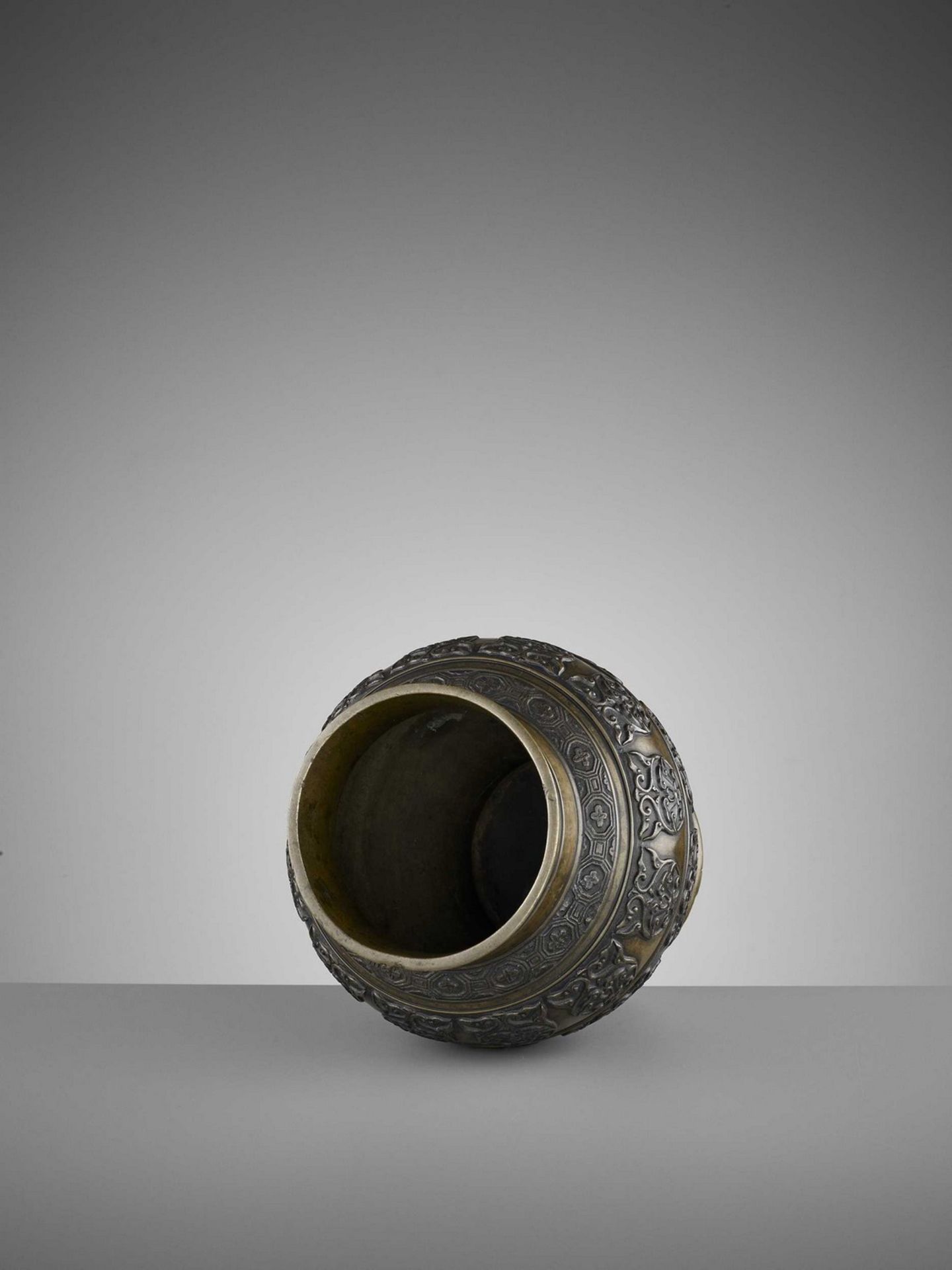 AN ARCHAISTIC BRONZE BALUSTER VASE, 17TH CENTURY - Bild 7 aus 8