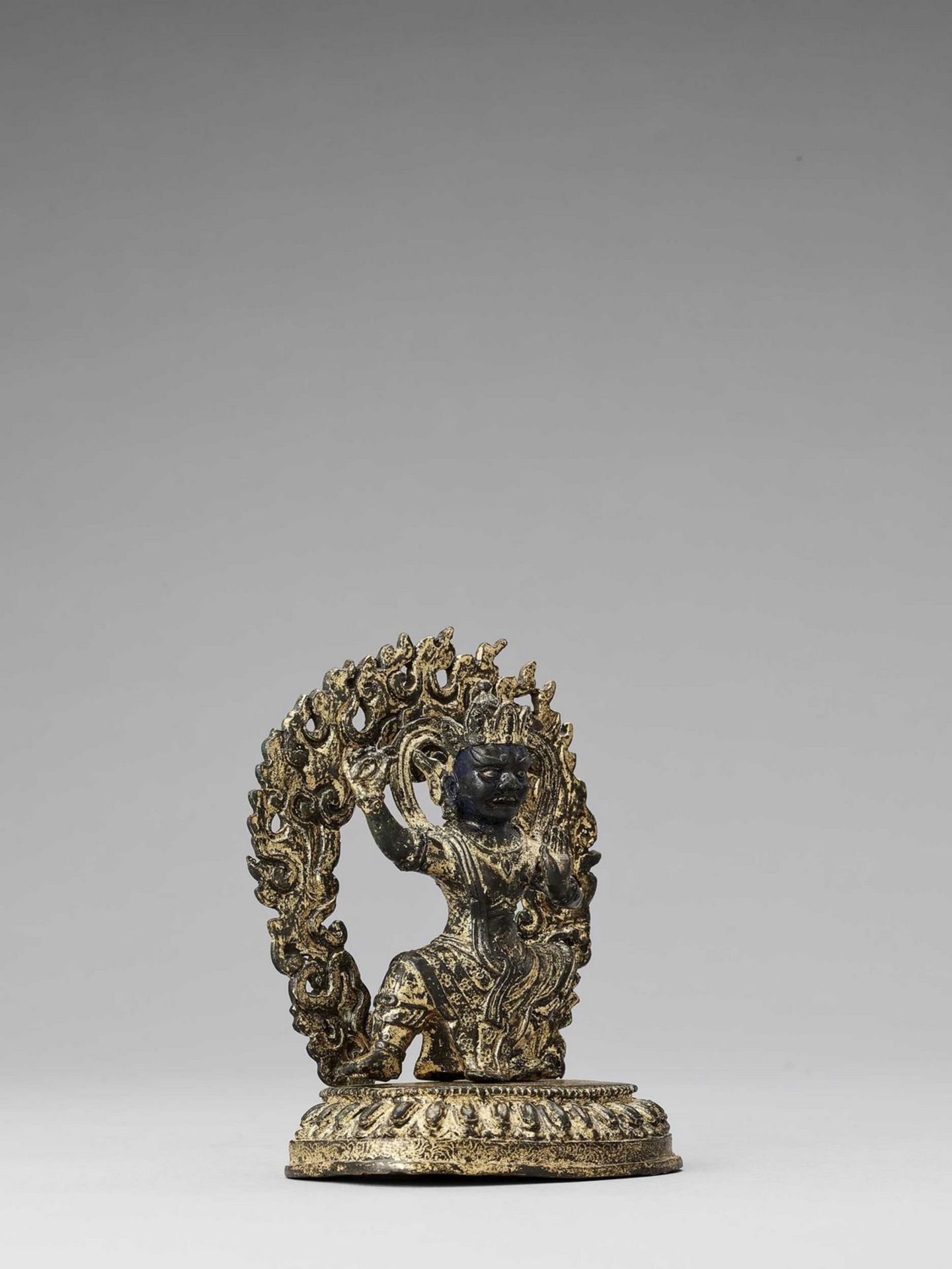 A TIBETAN LACQUER-GILT BRONZE FIGURE OF VAJRAPANI - Image 5 of 6