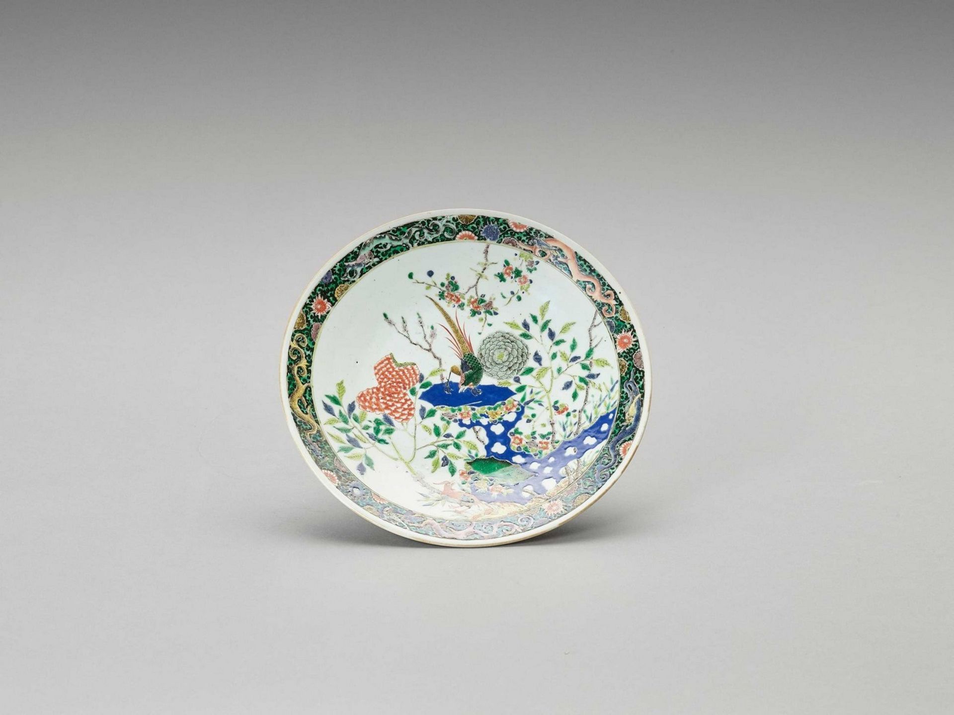 A FAMILLE VERTE PORCELAIN ‘BIRDS AND FLOWERS’ DISH, QING