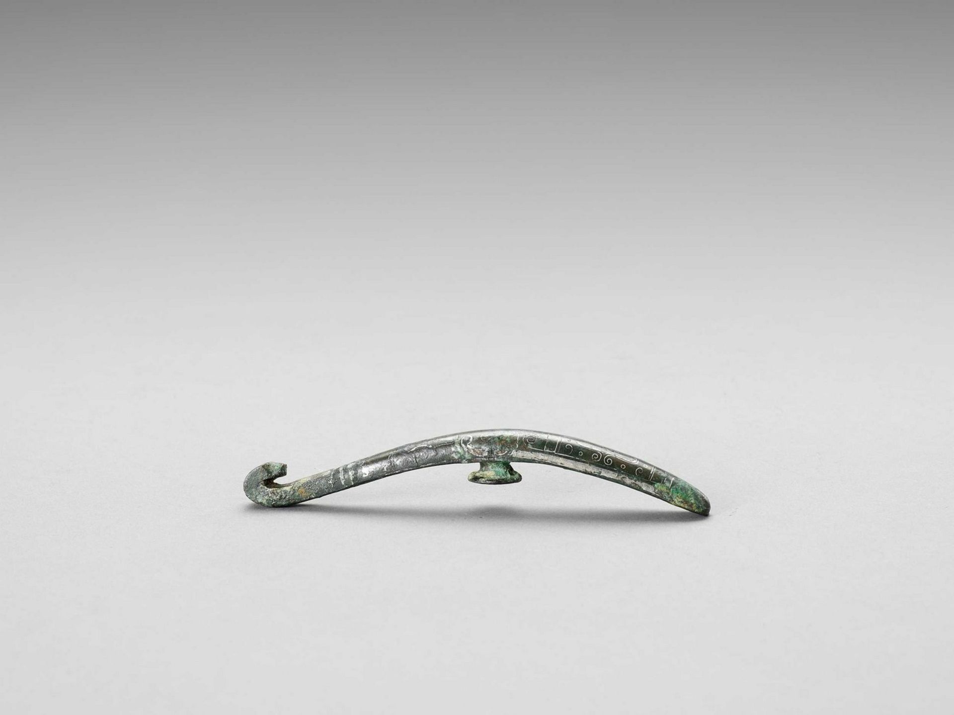 A FINE SILVER-INLAID BRONZE BELT HOOK