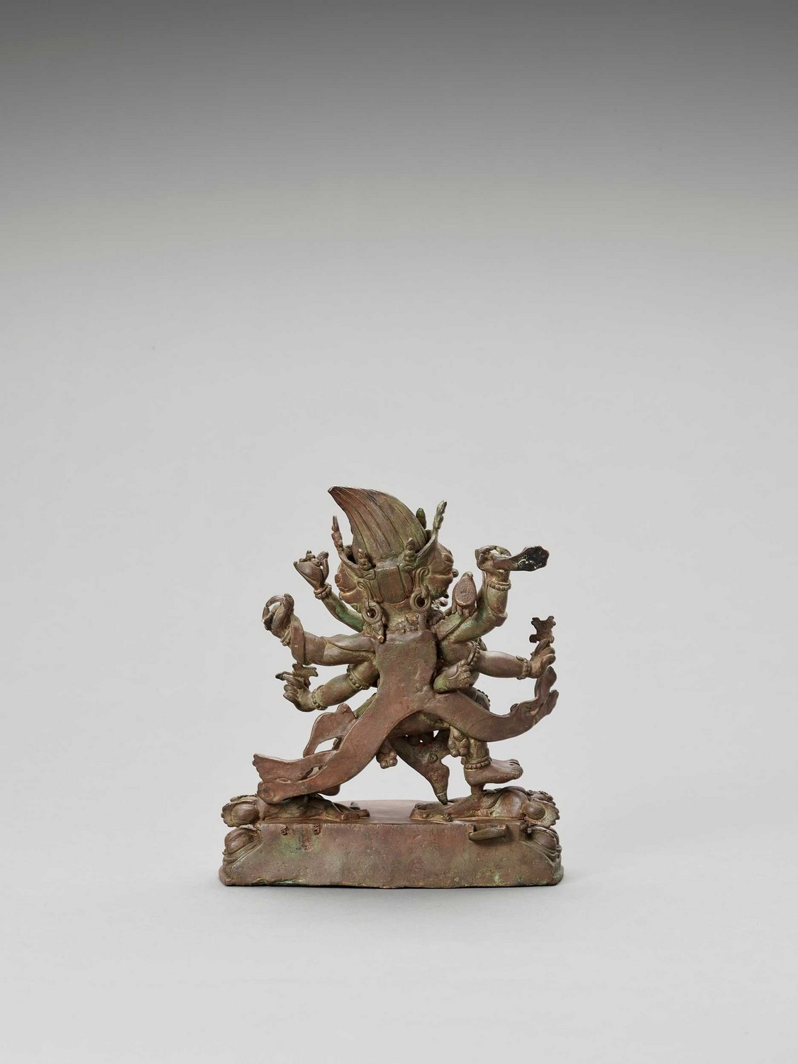 A HEAVY SINO-TIBETAN BRONZE FIGURE OF MAHAKALA AND CONSORT, QING - Image 7 of 8