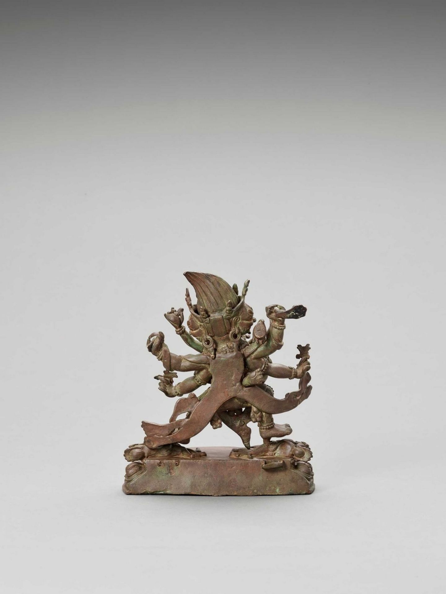 A HEAVY SINO-TIBETAN BRONZE FIGURE OF MAHAKALA AND CONSORT, QING - Bild 7 aus 8