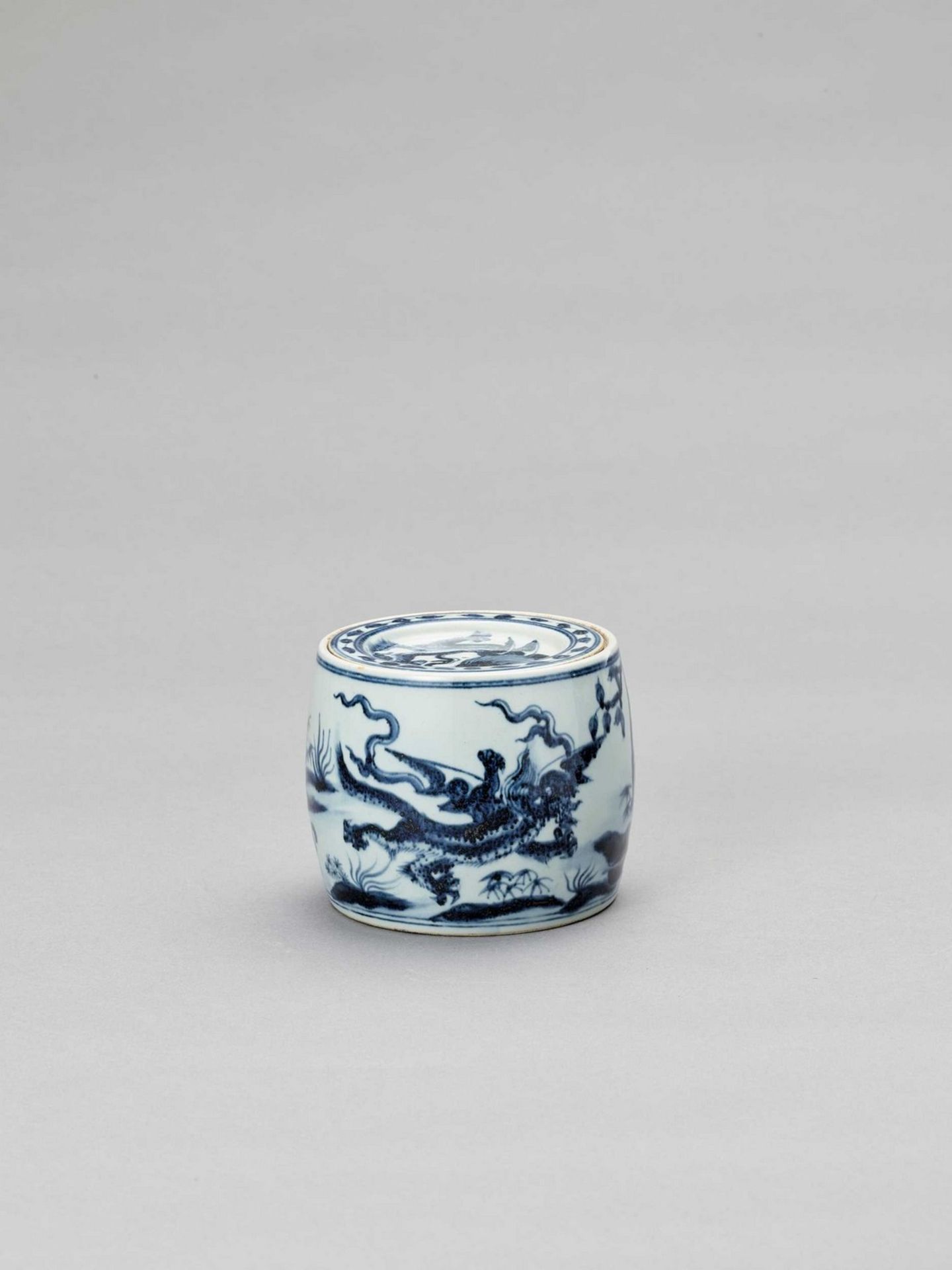 A BLUE AND WHITE PORCELAIN ‘DRAGON’ JAR AND COVER, LATE QING TO REPUBLIC
