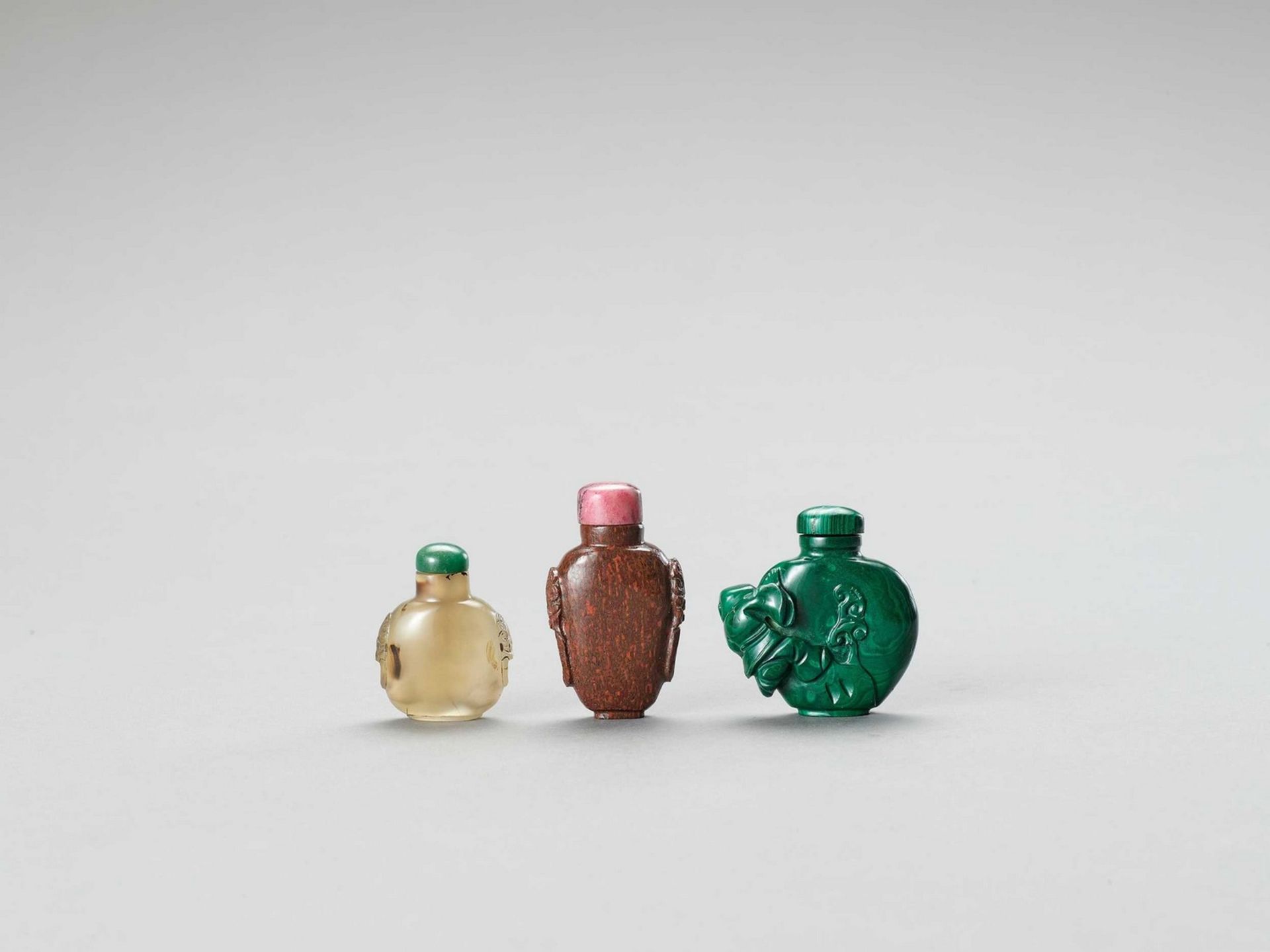 THREE HARDSTONE SNUFF BOTTLES - Image 3 of 23