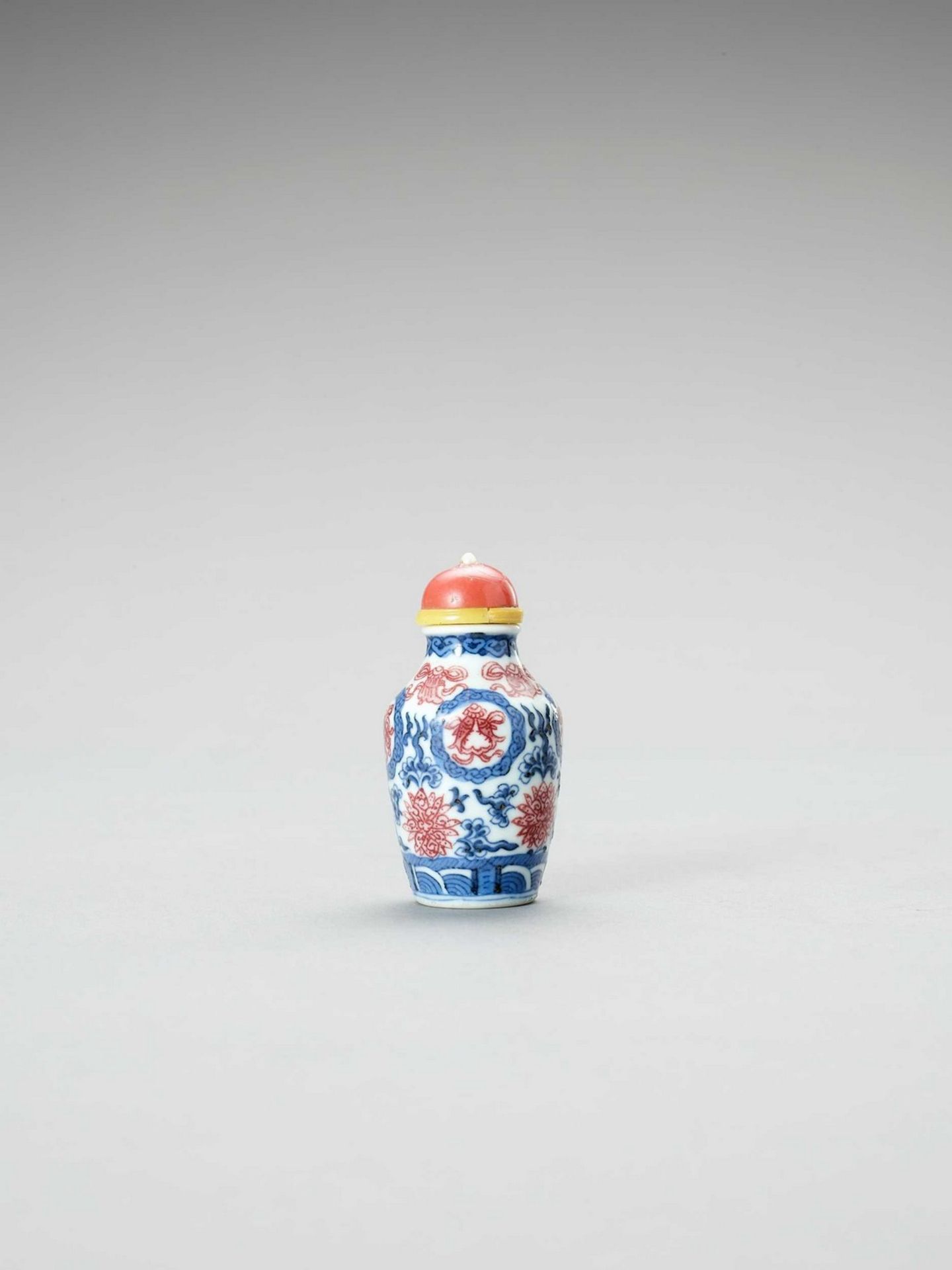 AN IRON-RED, BLUE AND WHITE PORCELAIN SNUFF BOTTLE