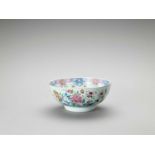 A LARGE FAMILLE ROSE EXPORT PORCELAIN BOWL